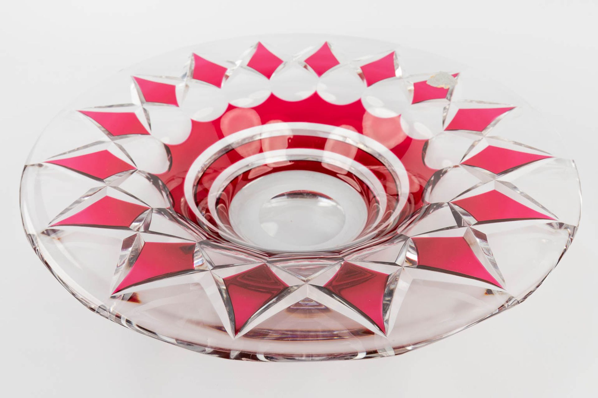 Val Saint-Lambert, a large bowl made of cut and red coloured crystal. (H:10 x D:39 cm) - Bild 7 aus 10