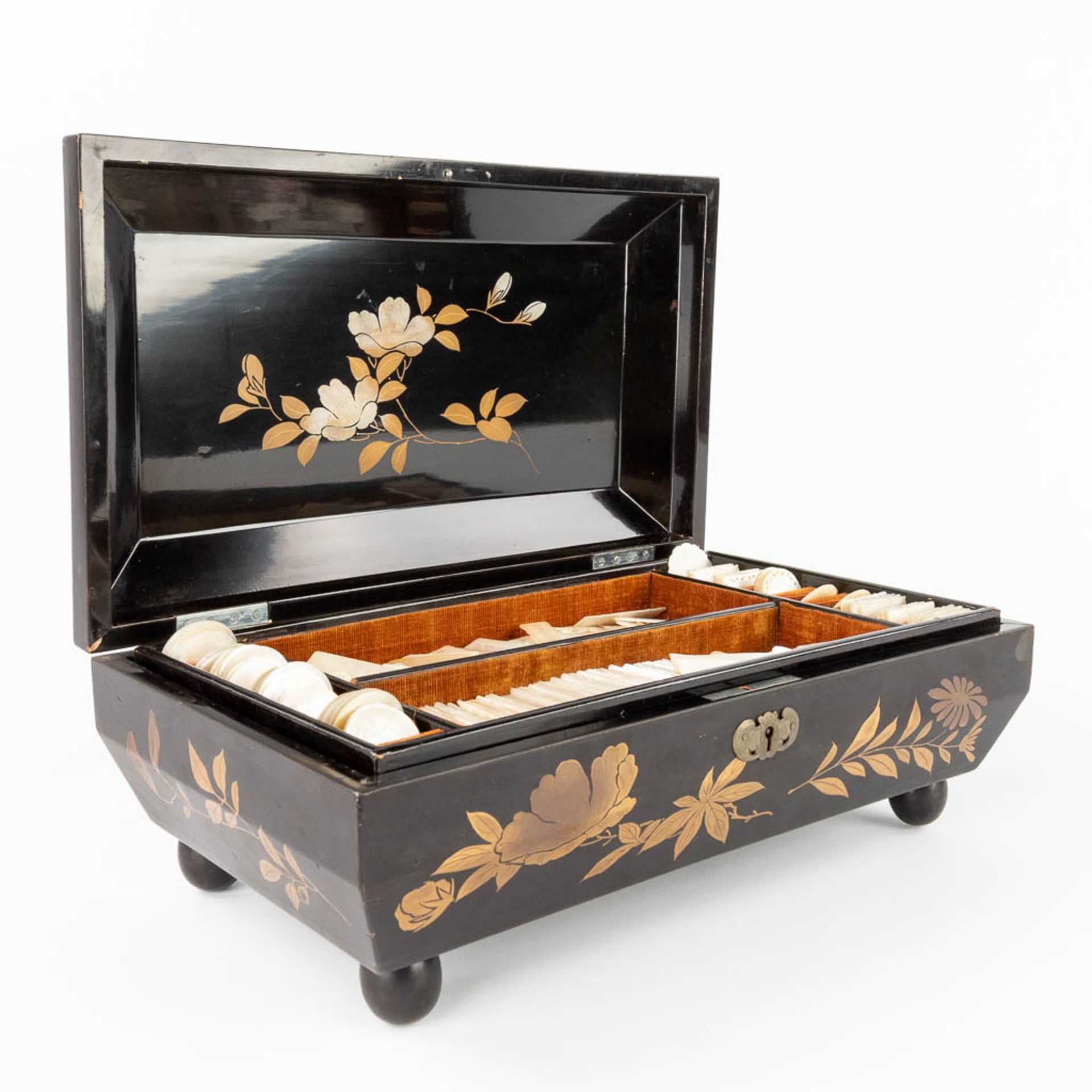 A game box with decor of fauna and flora, filled with Chinese mother of pearl inlay. (L:20 x W:35 x - Bild 11 aus 16