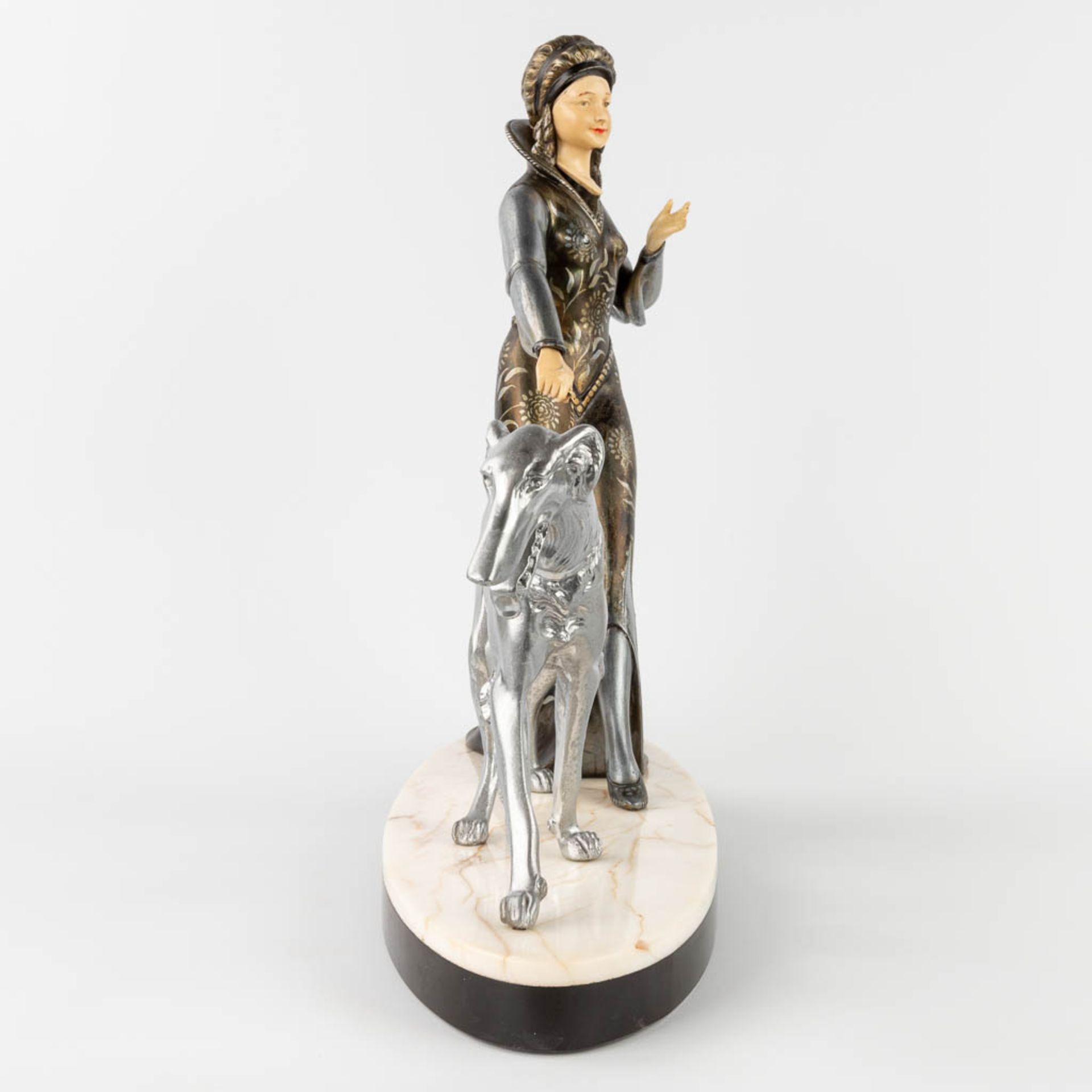 Scali, 'Lady with a greyhound' a statue made in art deco style. Silver-plated spelter and marble. ( - Bild 5 aus 12