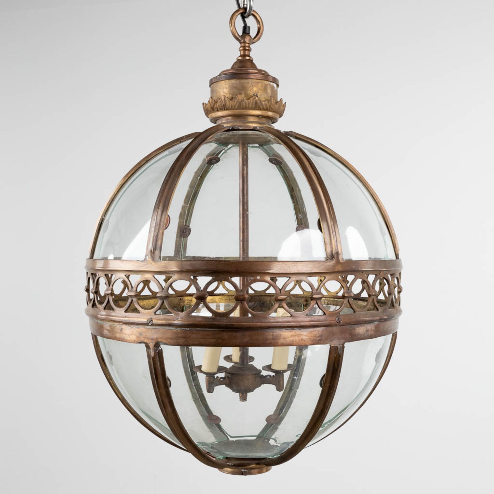 A lantern in the shape of a ball, made of glass and brass. 20th C. (H:70 x D:56 cm) - Image 3 of 12