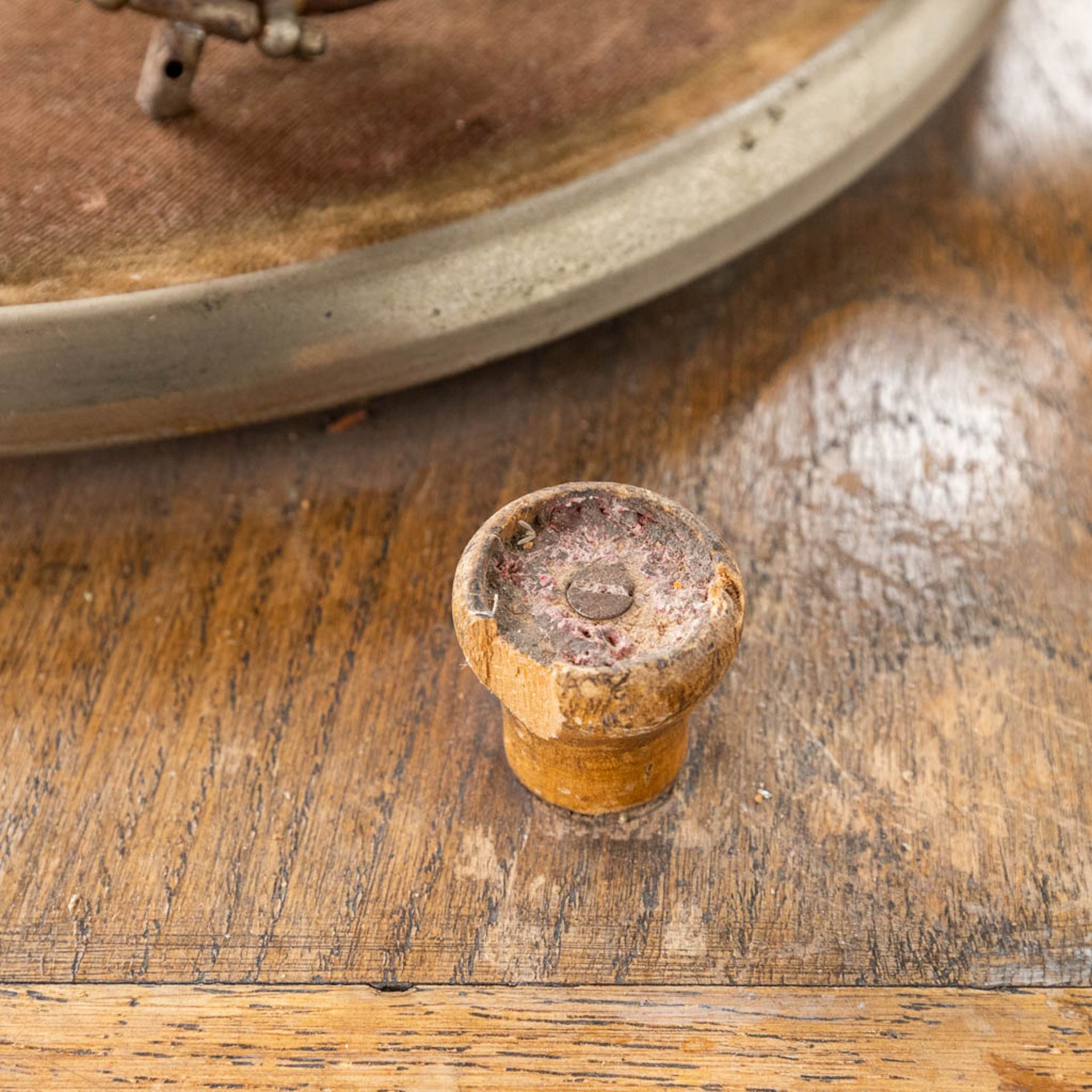 PathŽ, an antique gramophone with a copper horn. (L:45 x W:45 x H:90 cm) - Bild 13 aus 16