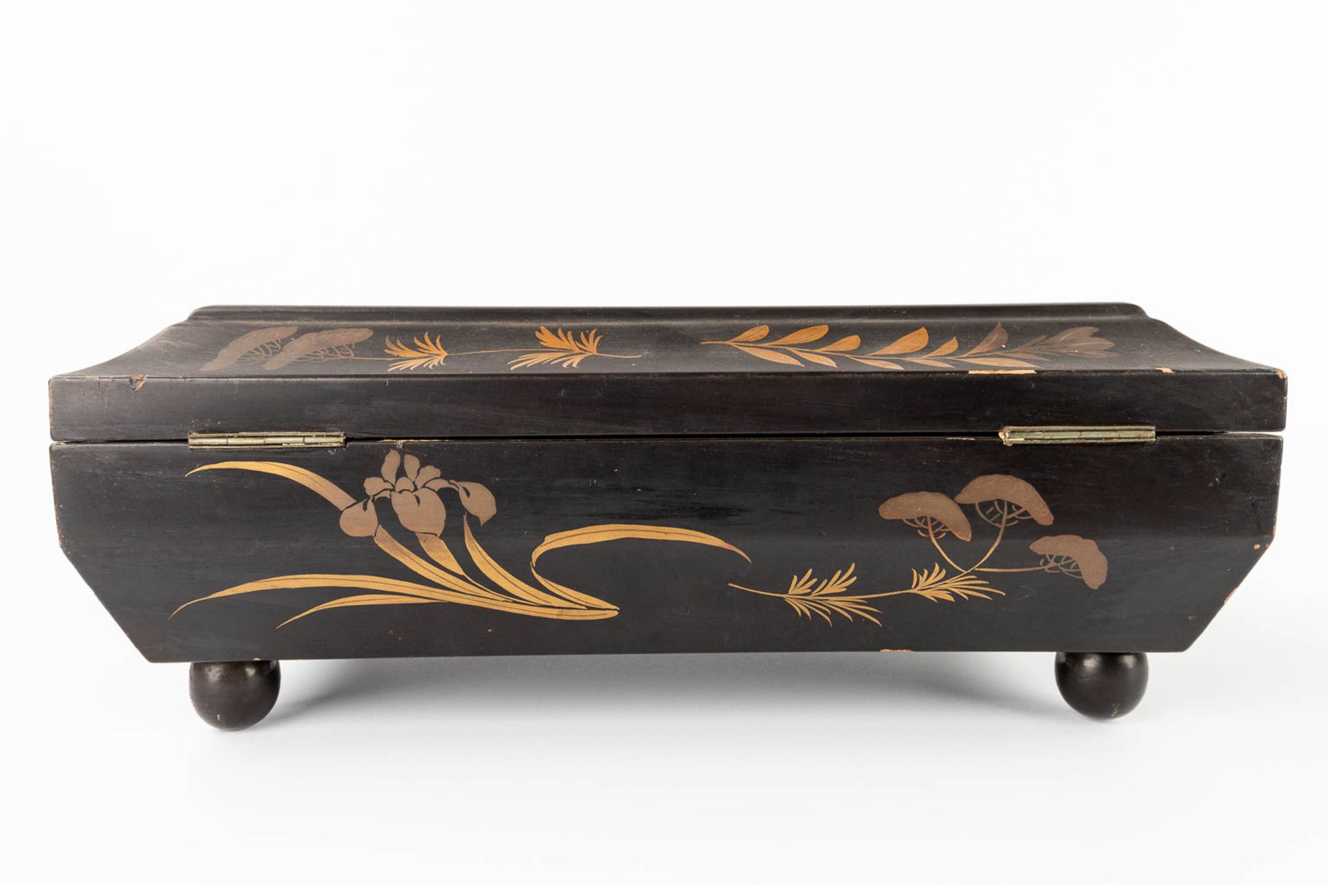 A game box with decor of fauna and flora, filled with Chinese mother of pearl inlay. (L:20 x W:35 x - Bild 5 aus 16