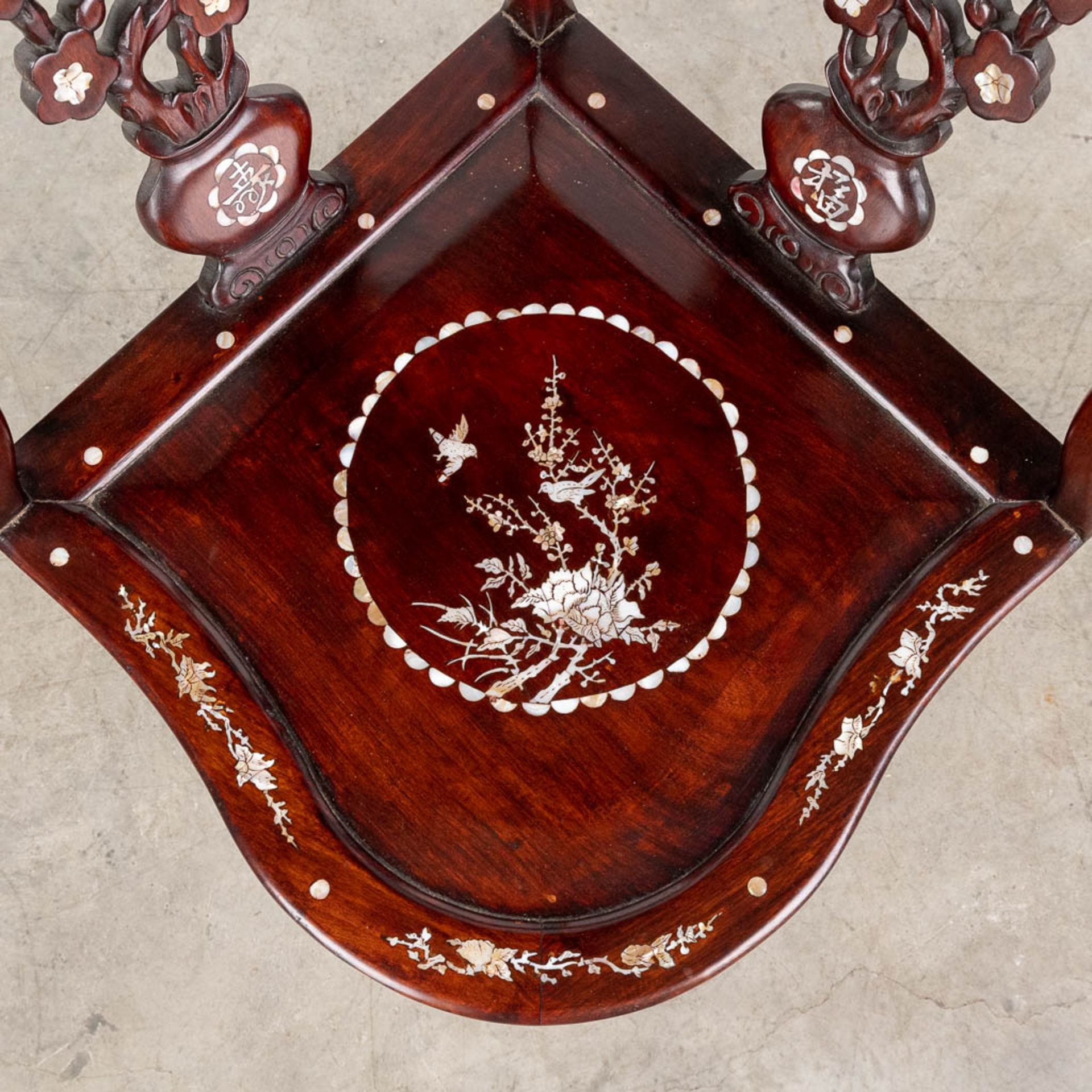 A set of Oriental cigogne side tables and a chair, decorated with mother of pearl. (L:55 x W:55 x H: - Bild 11 aus 18