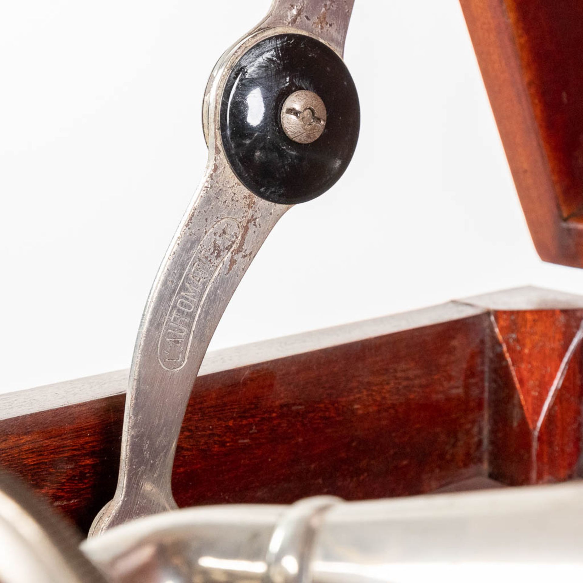 An antique Maestrophone 'His Master's Voice' mounted in a cabinet, with additional bakelite records. - Bild 13 aus 17