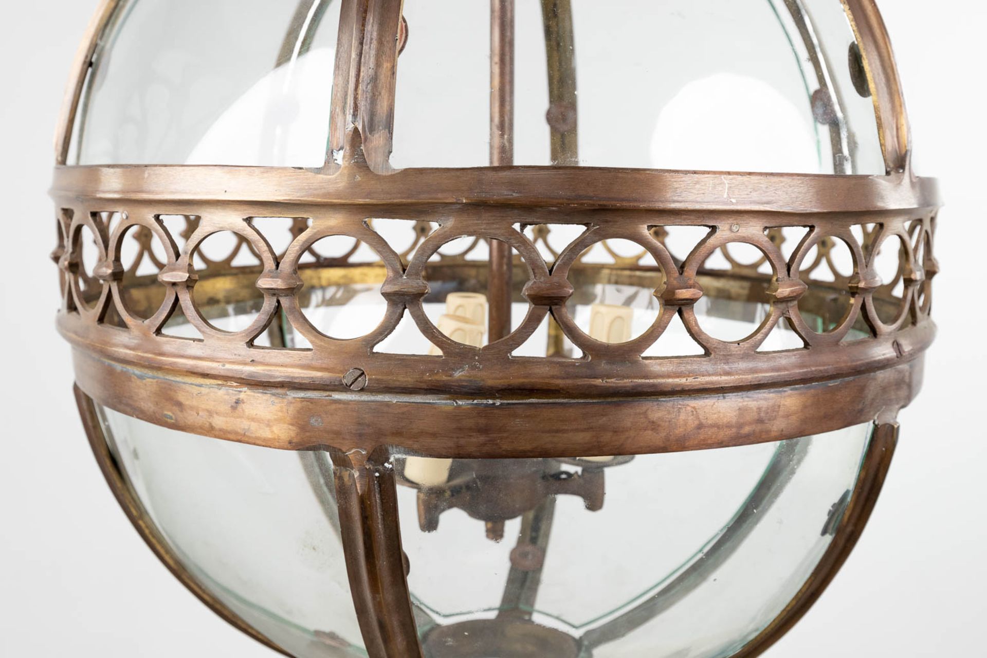 A lantern in the shape of a ball, made of glass and brass. 20th C. (H:70 x D:56 cm) - Image 4 of 12