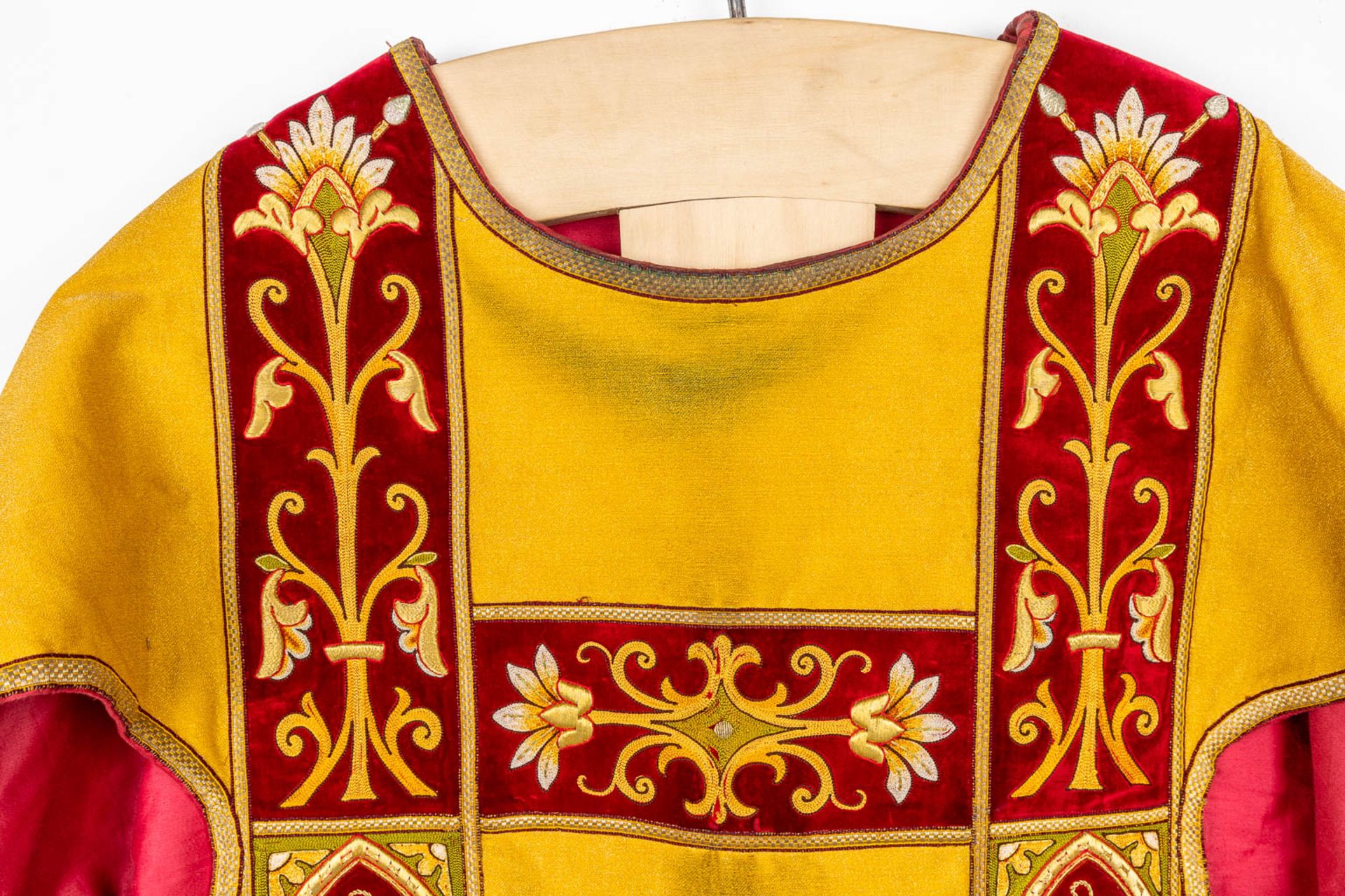 An antique Dalmatic and two Roman Chasubles, embroidered with thick gold thread. (H:108 cm) - Bild 7 aus 29