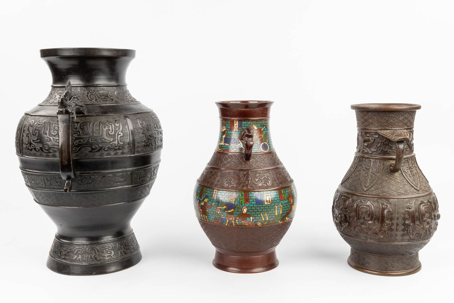 A collection of 3 Oriental vases made of bronze, of which one has a champslevŽ decor. (L:28 x W:35 - Bild 4 aus 19