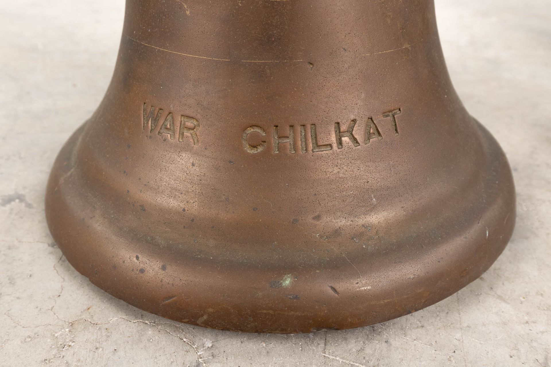 A collection of 2 bronze bells, of which one is marked 'War ChilKat'. (H:40 x D:42 cm) - Bild 5 aus 7