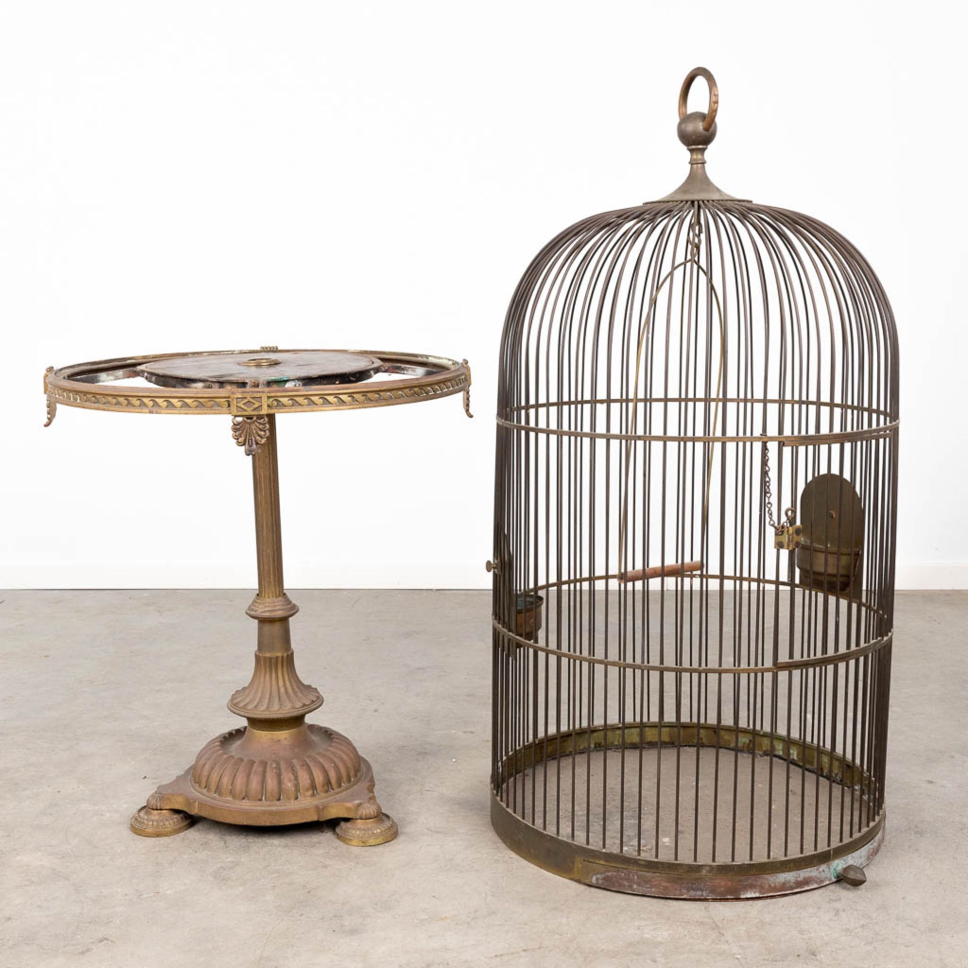 An antique birdcage on a copper stand. Circa 1920. (H:180 x D:58 cm) - Bild 12 aus 13