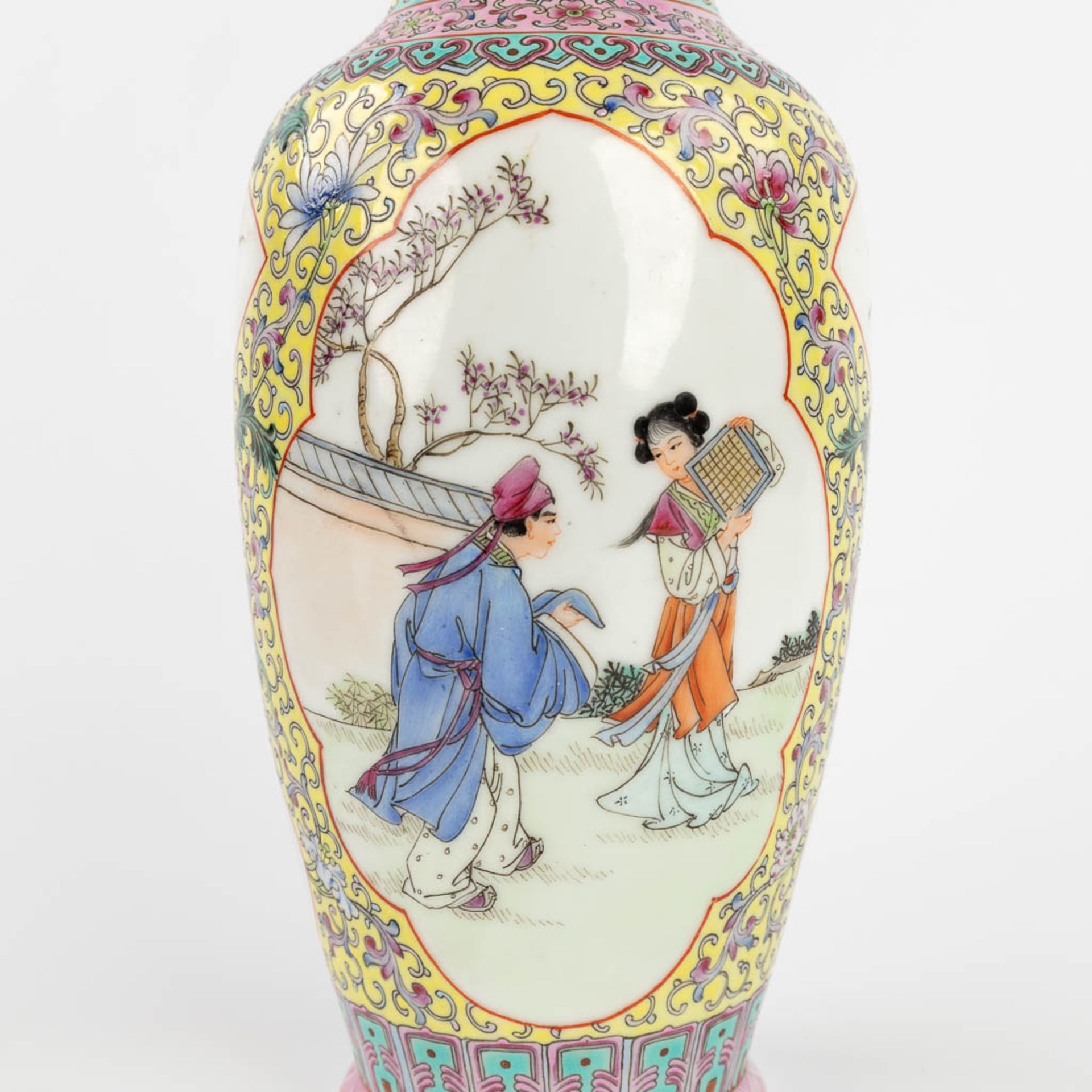 A Chinese vase with Famille rose decor. 20th C. (H:30,5 cm) - Bild 14 aus 15