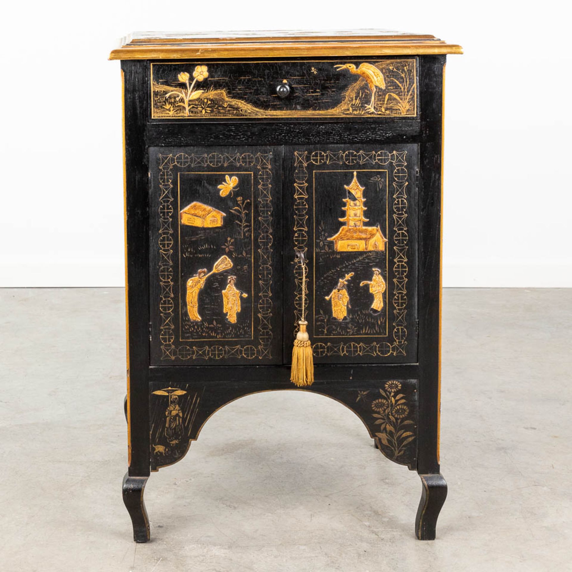 A small side cabinet with Oriental decors. (L:46 x W:52 x H:76 cm) - Bild 4 aus 15