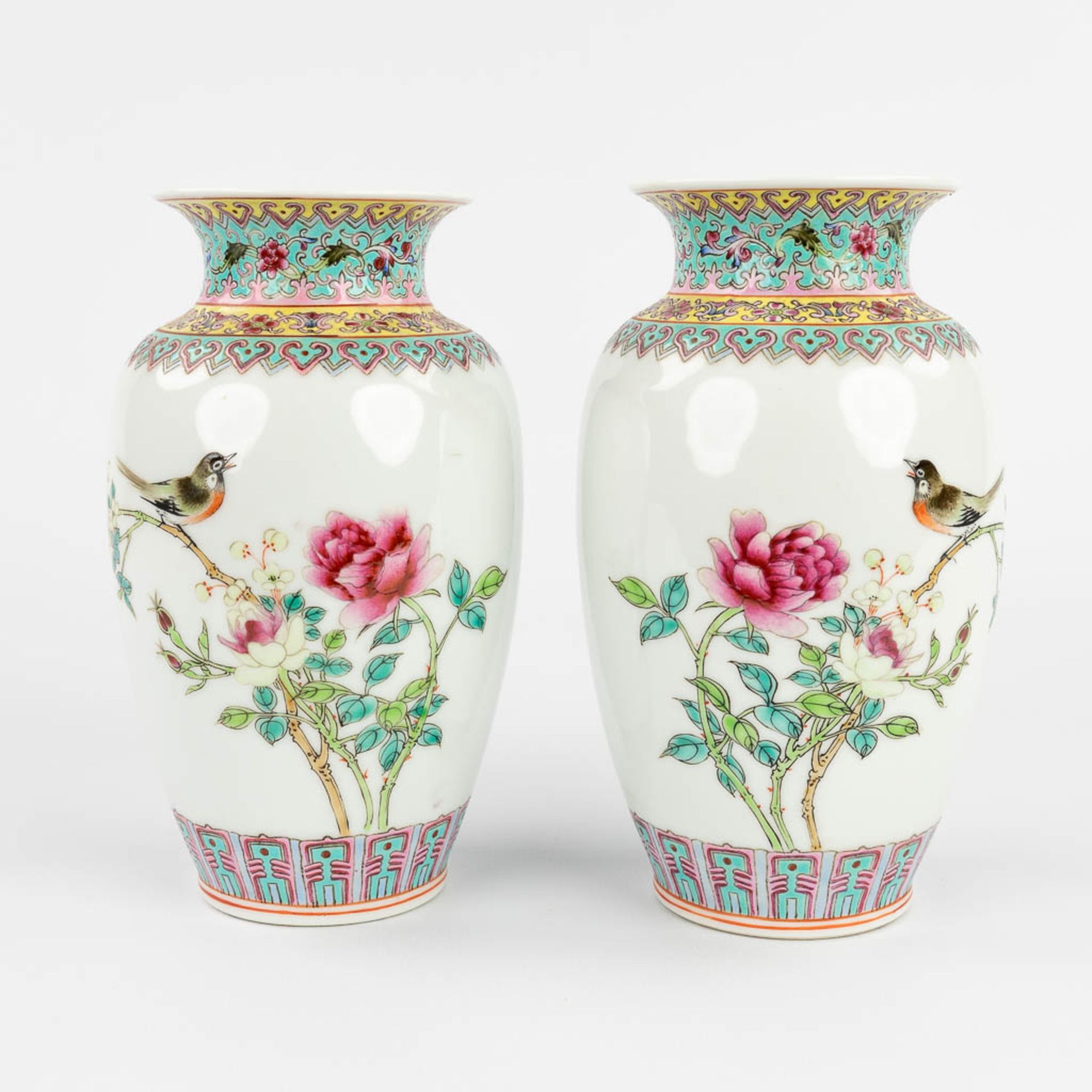 A pair of young Chinese vases decorated with fauna and flora. 20th C. (H:17,5 cm)