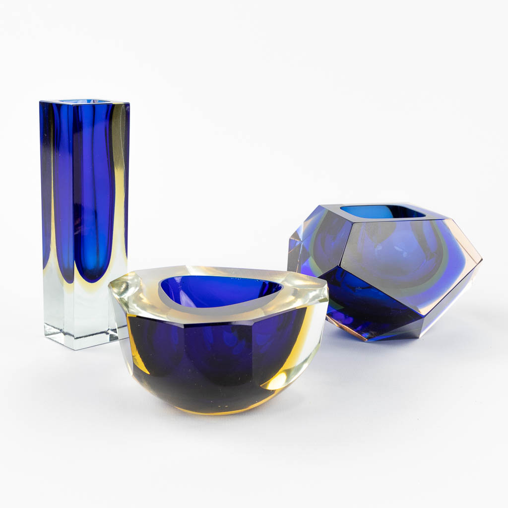 A collection of 3 'Somerso' glass items, made in Murano, Italy. (L:3,7 x W:3,7 x H:15 cm)