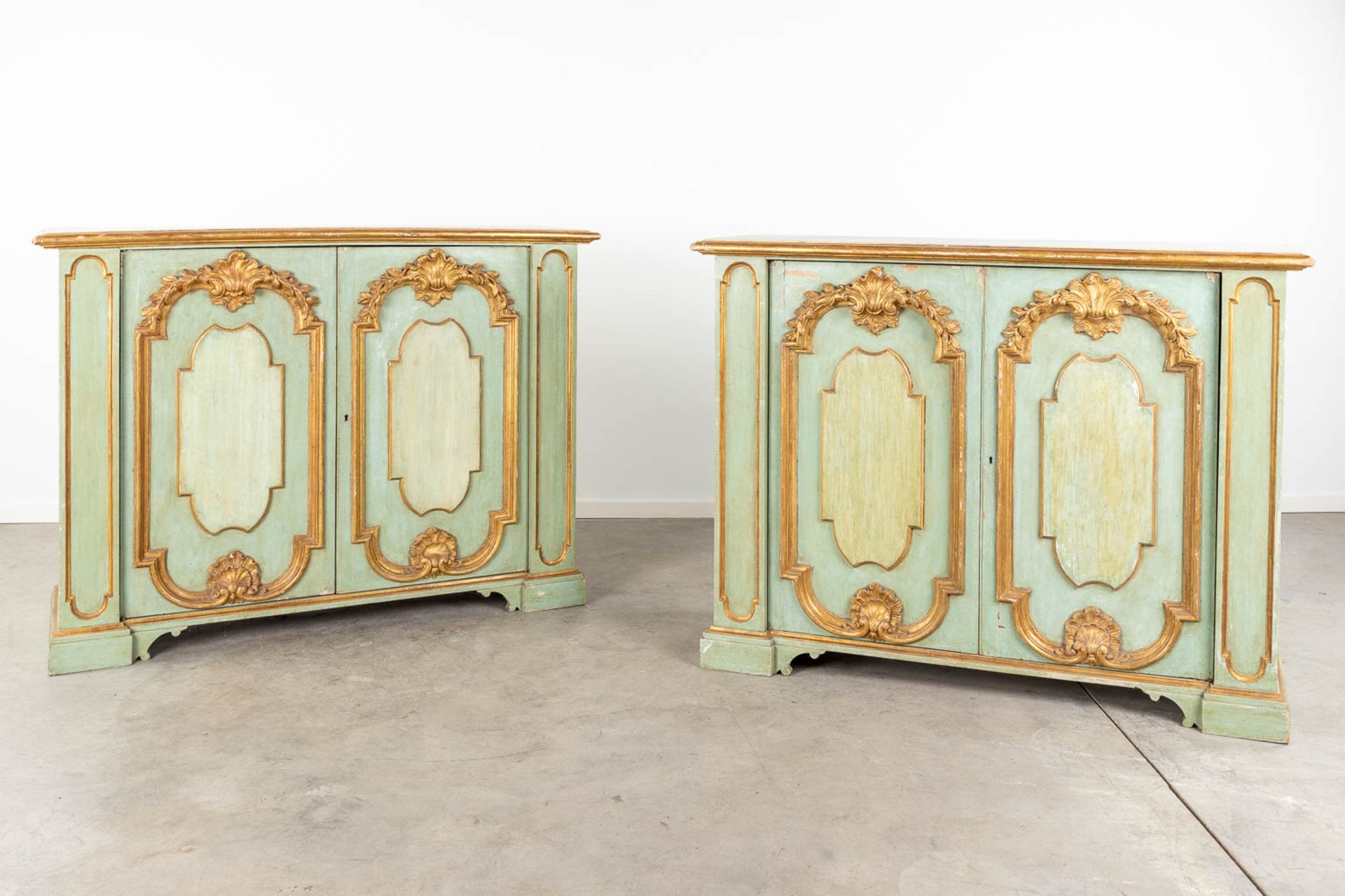 A pair of decorative Italian pieces of furniture, gold plated and green patinated. 20th C. (L:53 x W - Bild 3 aus 21