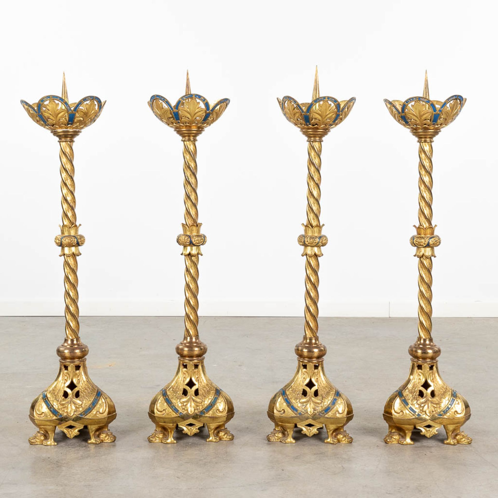 A set of 4 church candlesticks made of bronze in gothic revival style. 19th century. (H:90 x D:23 cm - Bild 5 aus 12