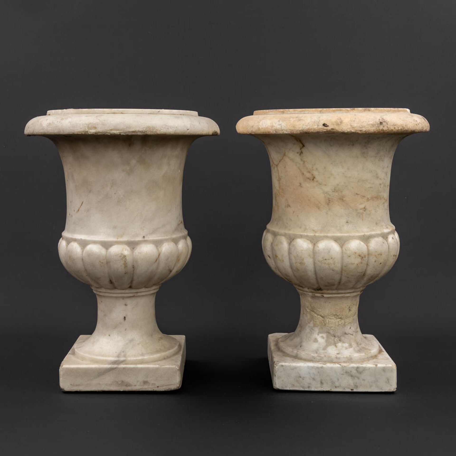 A pair of marble urns 'Medici Vases' made of sculptured marble, 18th C. (H:36 x D:26 cm)