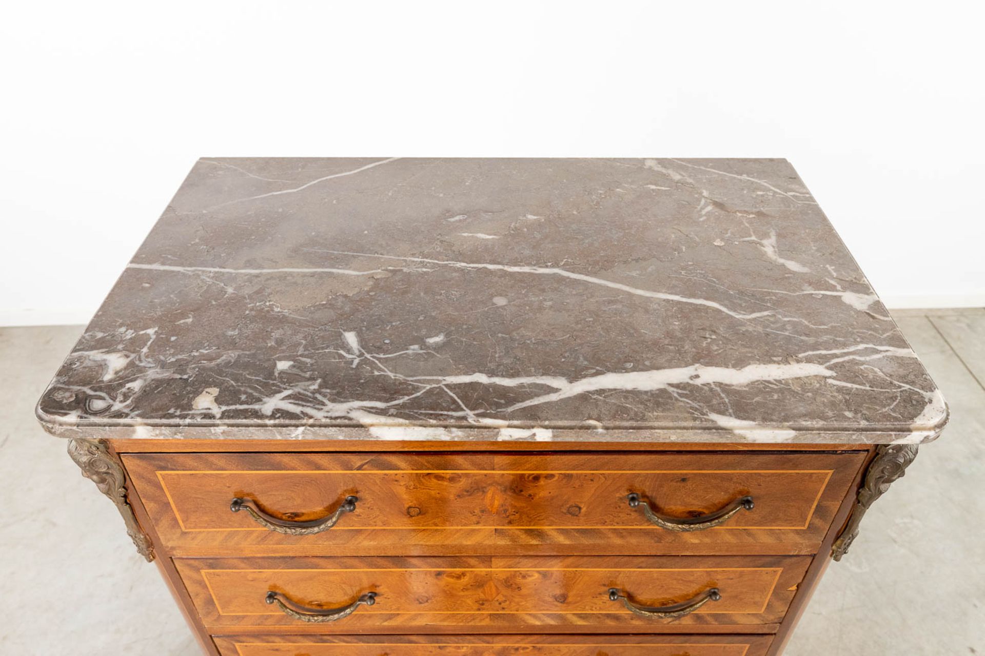 A 7 drawer cabinet finished with marquetry inlay and a marble top. Circa 1970. (L:43 x W:77 x H:135 - Bild 14 aus 14