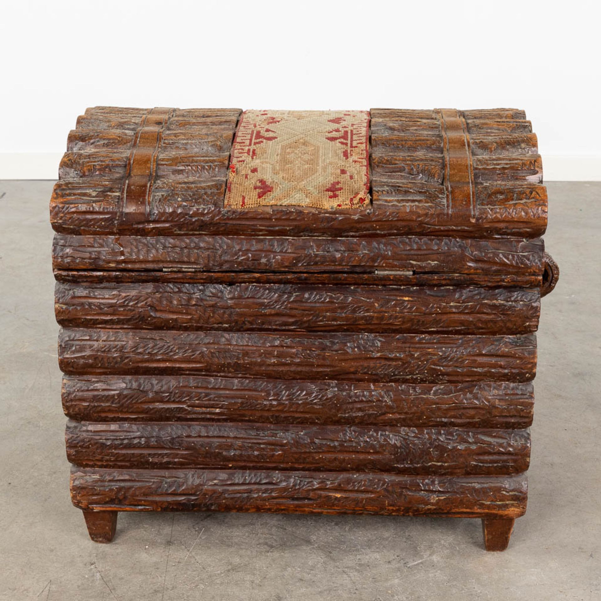 A decorative chest with wood sculptures finished with fabric. (L:39 x W:64 x H:51 cm) - Bild 6 aus 15
