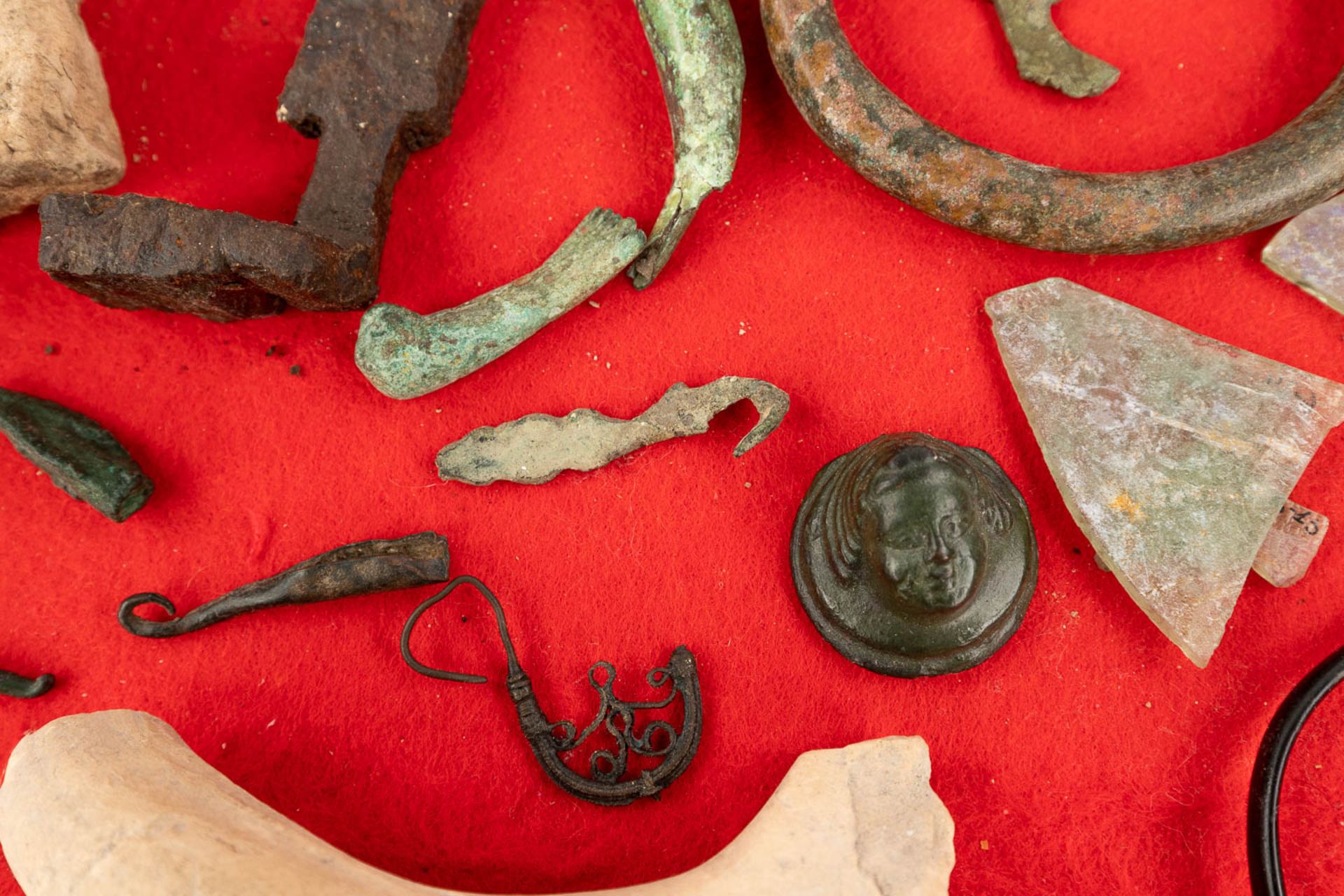 A collection of Archeological finds. - Image 4 of 17