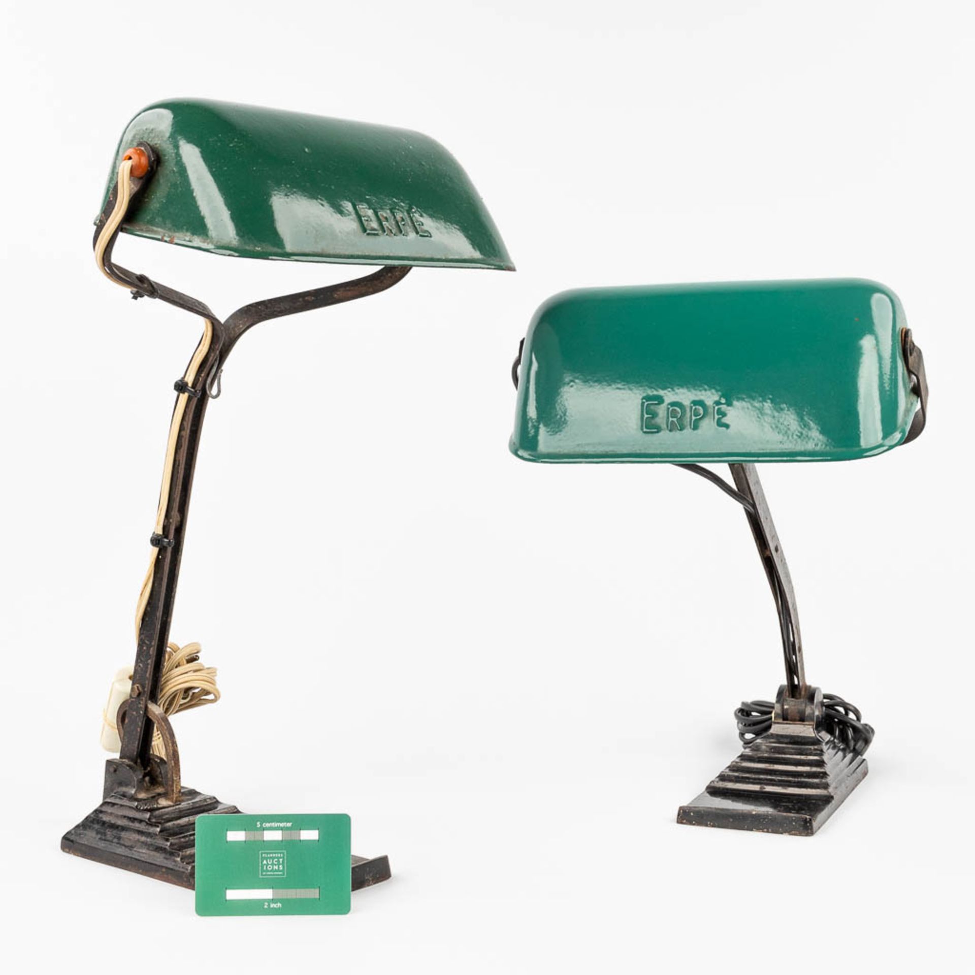 Erpe, a collection of 2 table lamps with green enamelled metal shades. (H:44 cm) - Image 2 of 17