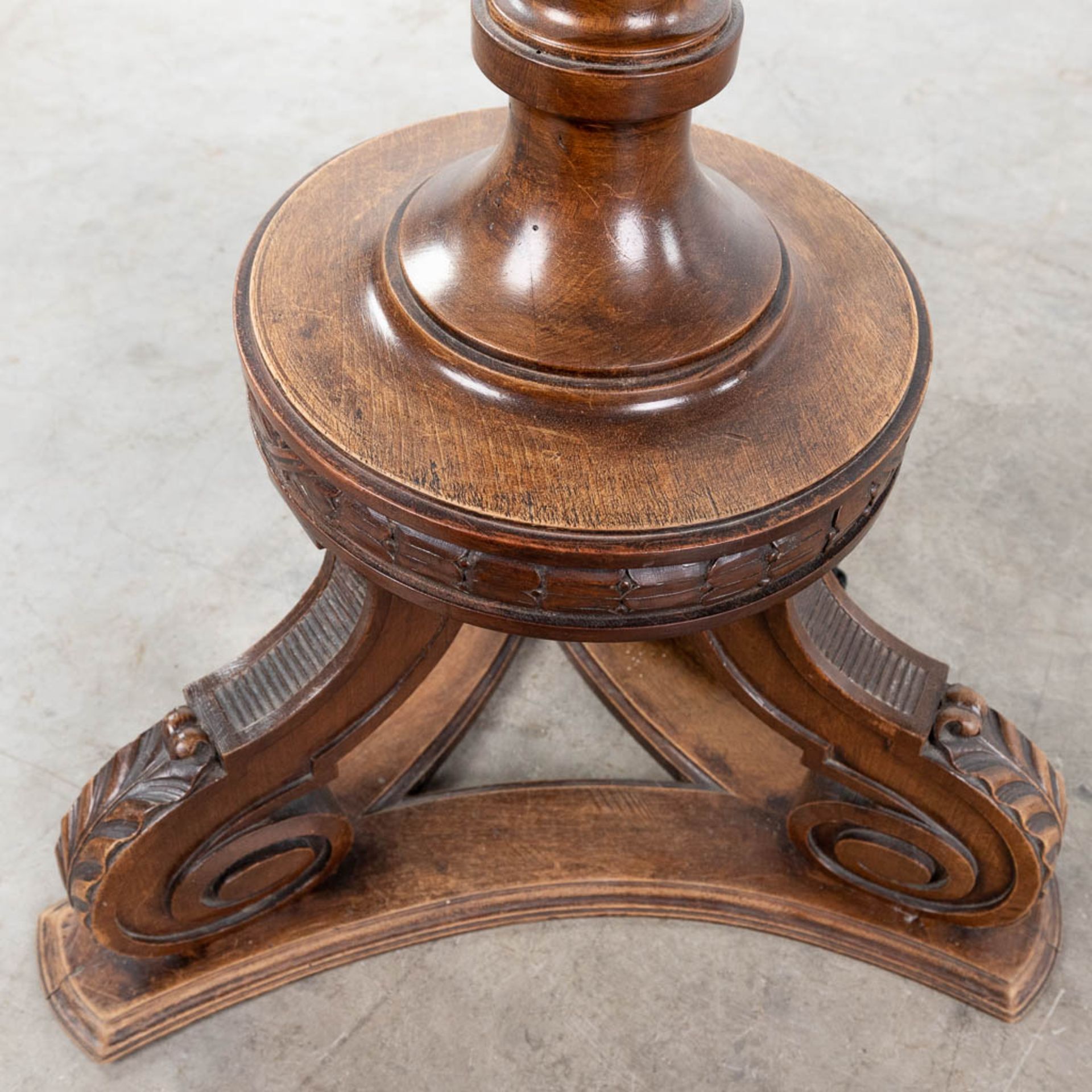 A wood sculptured standing lamp, circa 1920. (L:42 x W:42 x H:188 cm) - Image 8 of 11