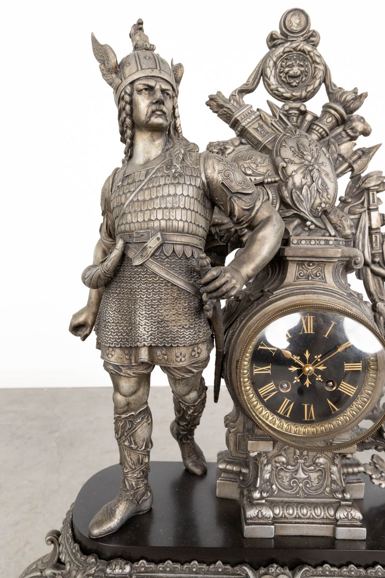 A three-piece mantle garniture clock with an 'Ambiorix' figurine, made of spelter. (L:19 x W:49 x H - Bild 15 aus 16