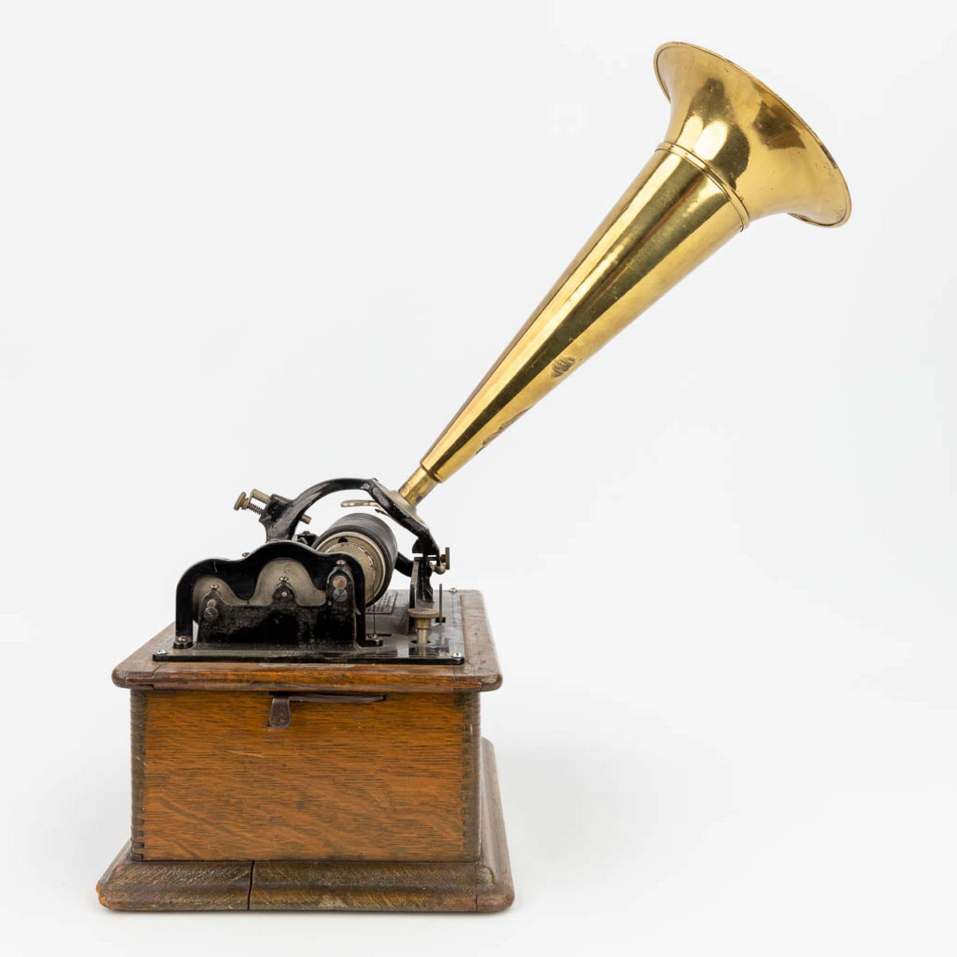 Edison Standard Phonograph, A vintage phonograph with a large copper horn, in a wood box. (W:40 x H: - Bild 7 aus 17