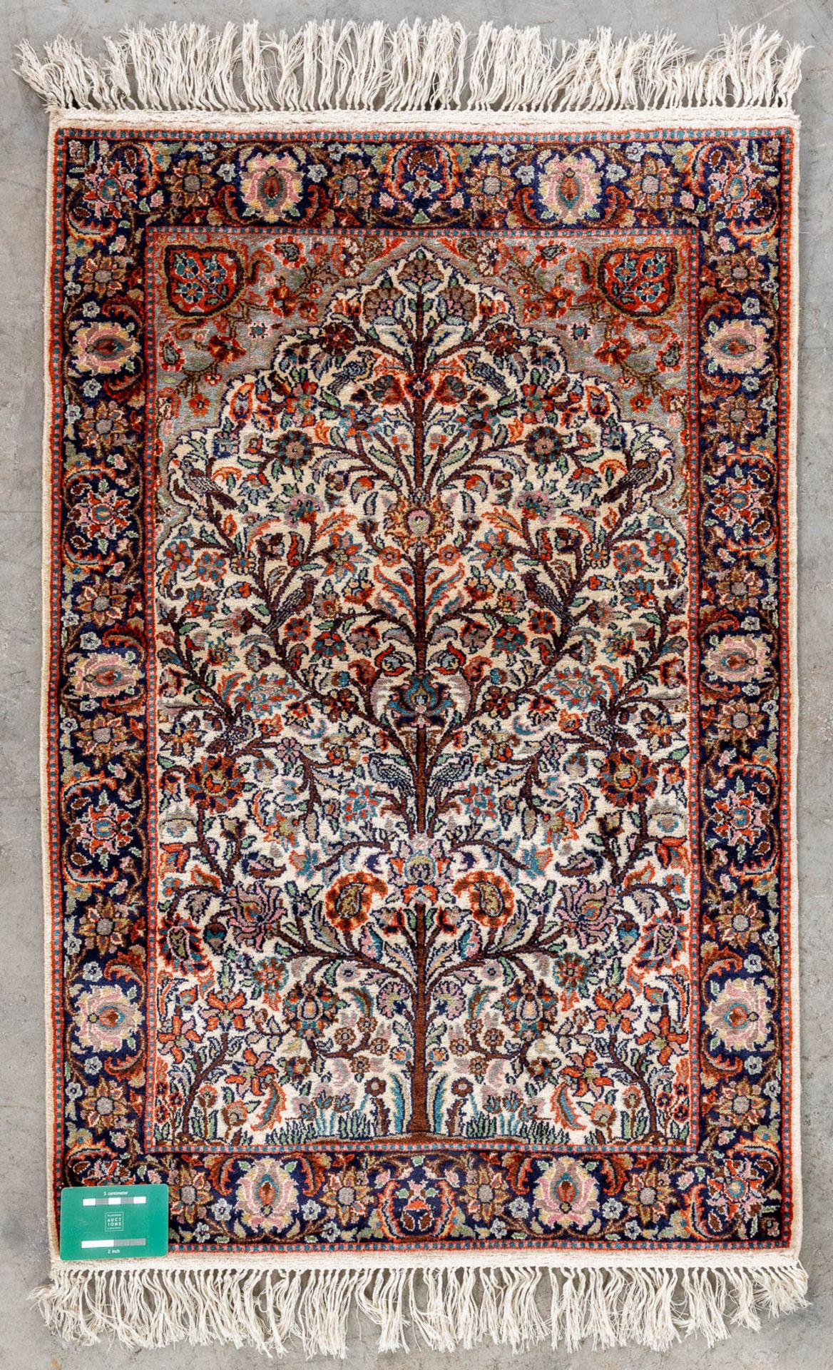 An oriental hand-made carpet made of silk, 'Tree Of Life', Kashmir. (L:60 x W:90 cm) - Image 6 of 6