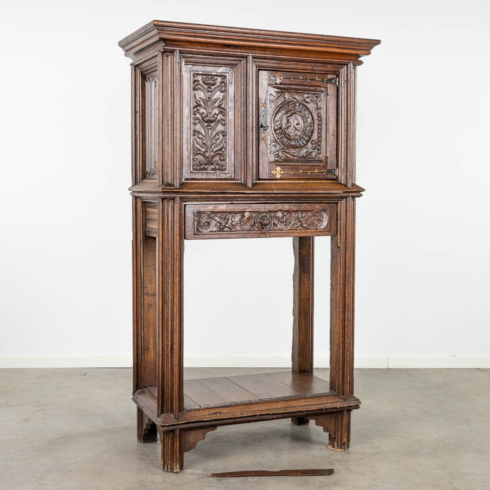 An antique cabinet 'Flemish Renaissance' mounted with bronze and decorated with figurines and floral - Bild 4 aus 26