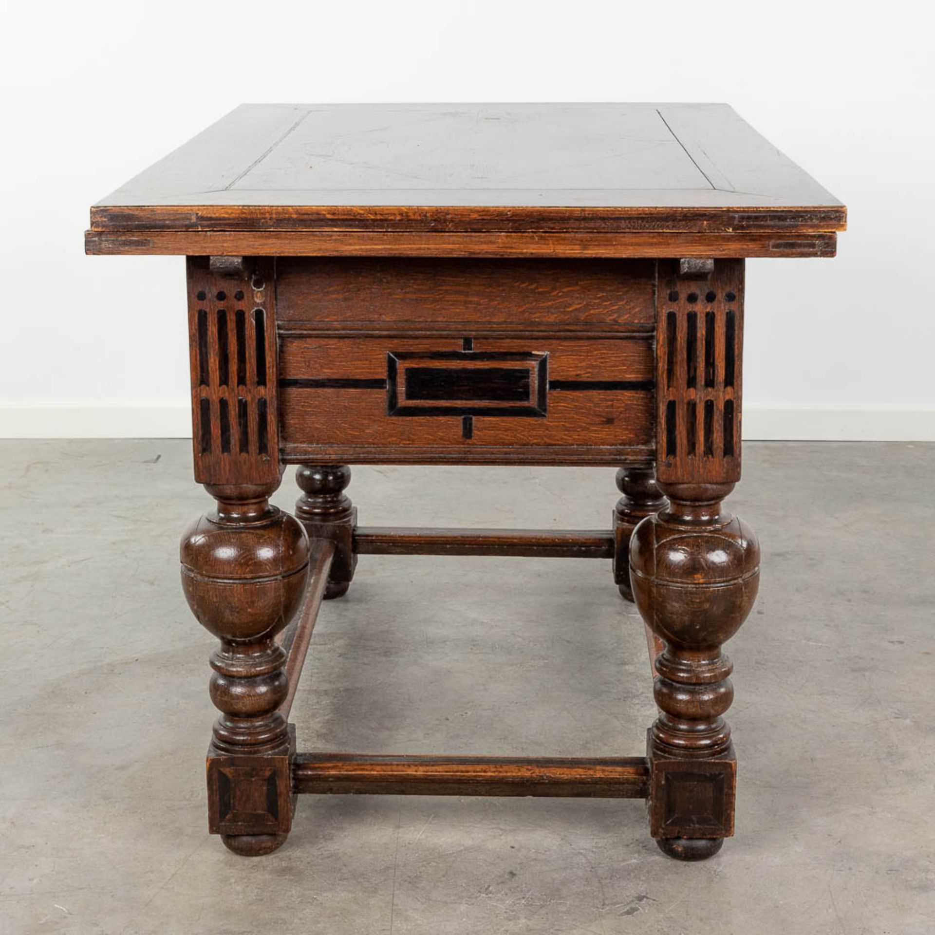 An antique 'Payment Table', made of oak and inlaid with ebony. 17th century. (L:76 x W:113 x H:76 c - Bild 4 aus 19