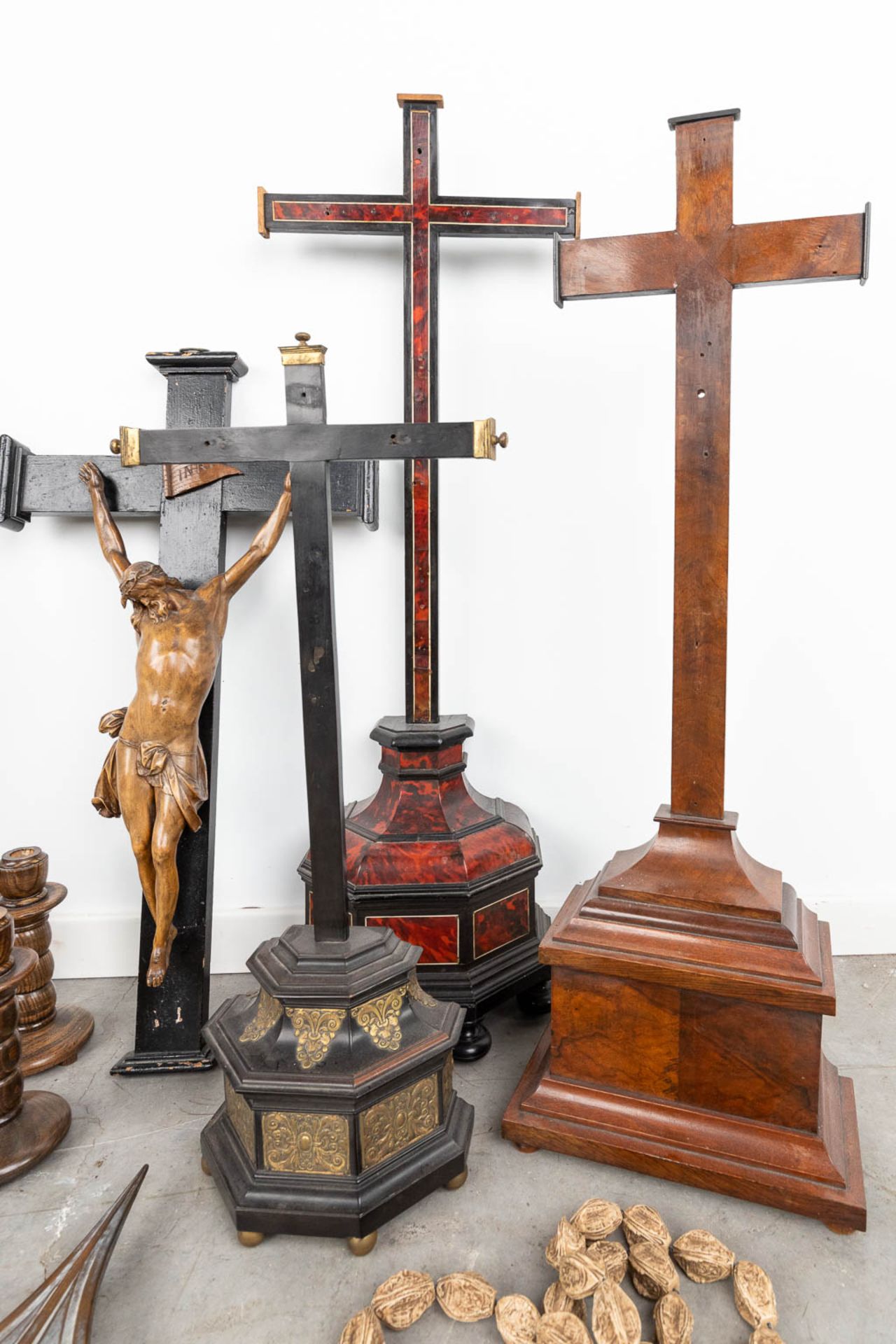 A large collection of crucifixes and religious items. (W:31 x H:90 cm) - Image 11 of 11
