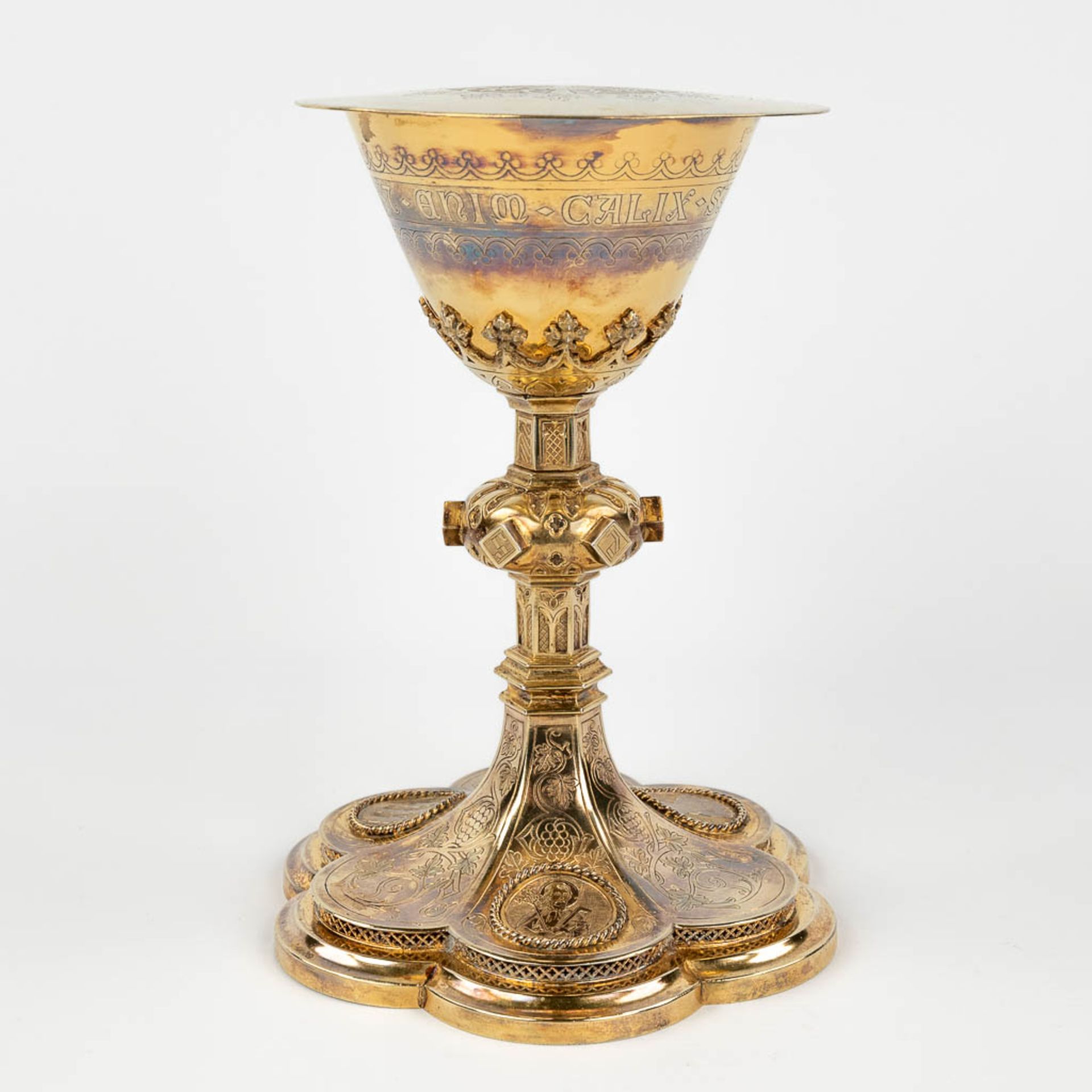 A gothic revival chalice with paten, spoon and sacramental bread box in the original box. (H:22,5 x - Image 5 of 25