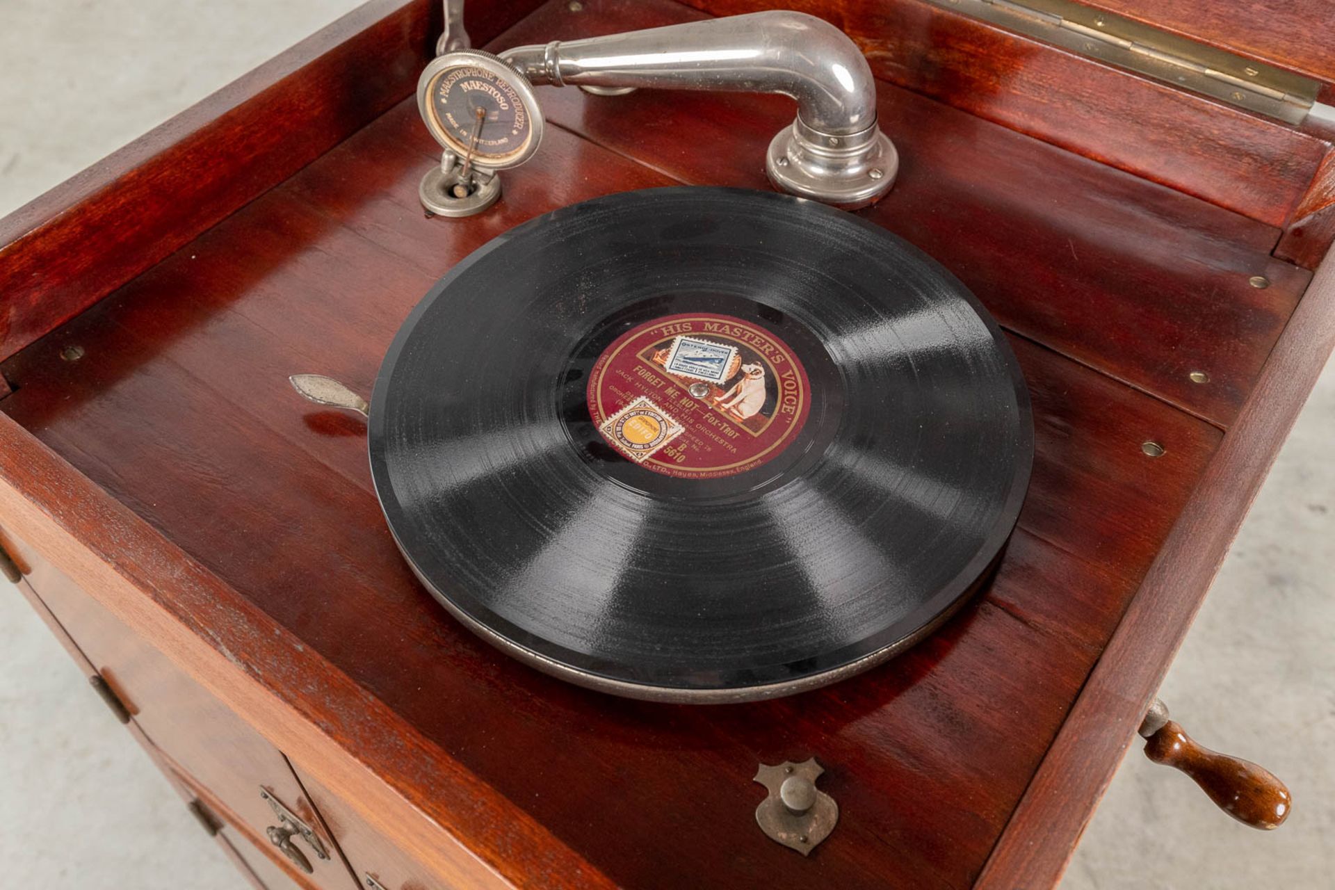 An antique Maestrophone 'His Master's Voice' mounted in a cabinet, with additional bakelite records. - Bild 12 aus 17