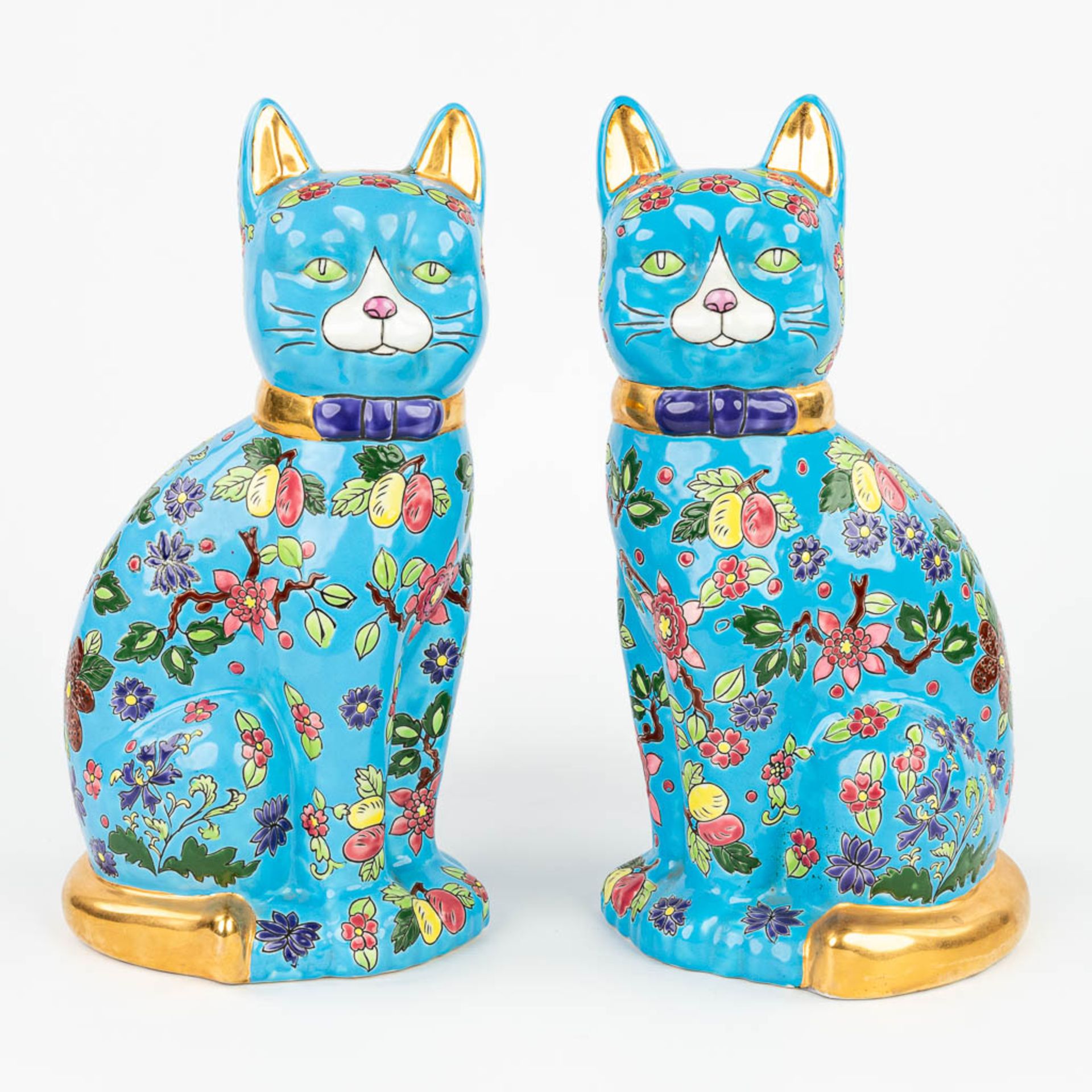 A pair of decorative cats made of glazed faience in the style of 'Emaux de Longwy'. (L:15 x W:18 x H