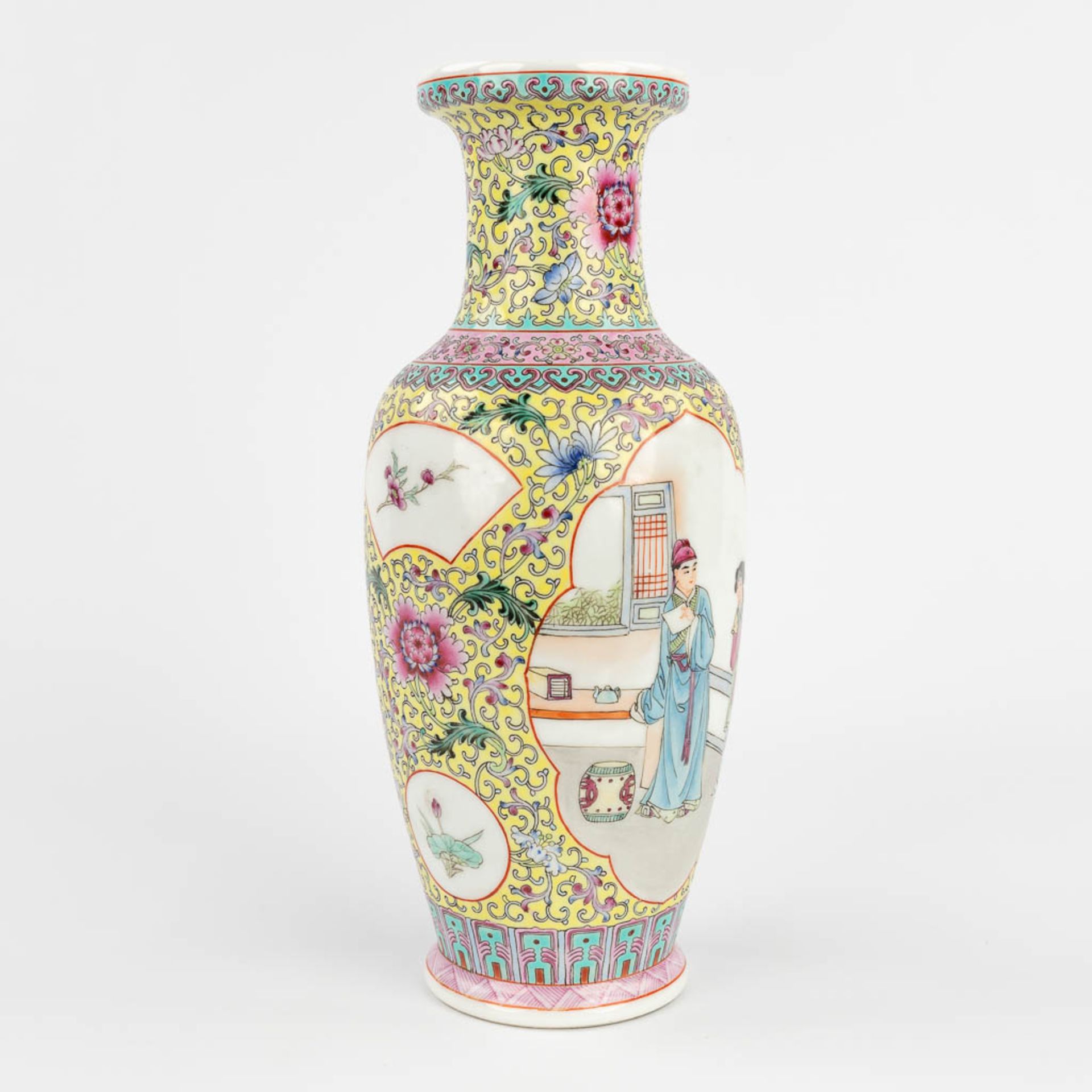 A Chinese vase with Famille rose decor. 20th C. (H:30,5 cm) - Bild 3 aus 15