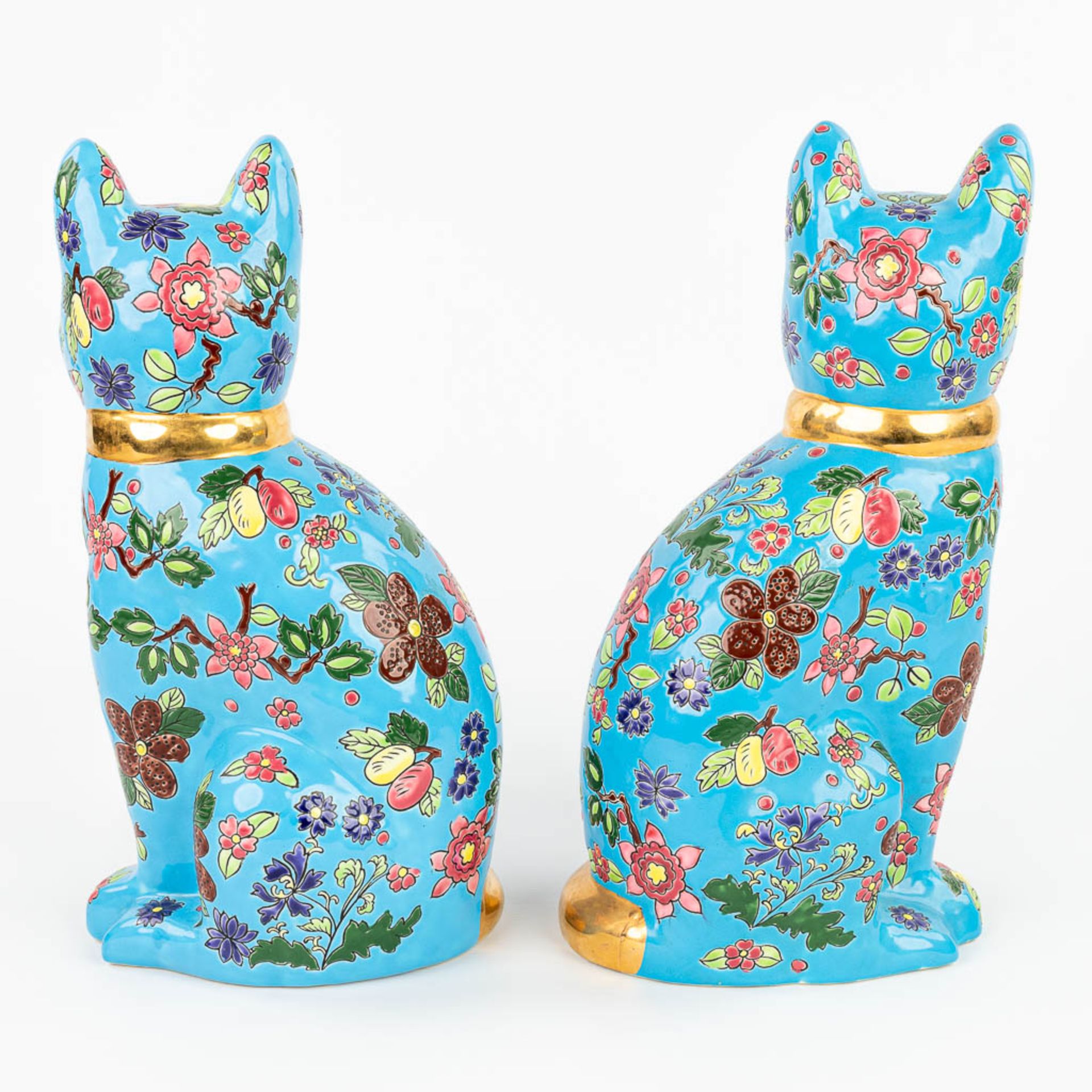 A pair of decorative cats made of glazed faience in the style of 'Emaux de Longwy'. (L:15 x W:18 x H - Image 5 of 11