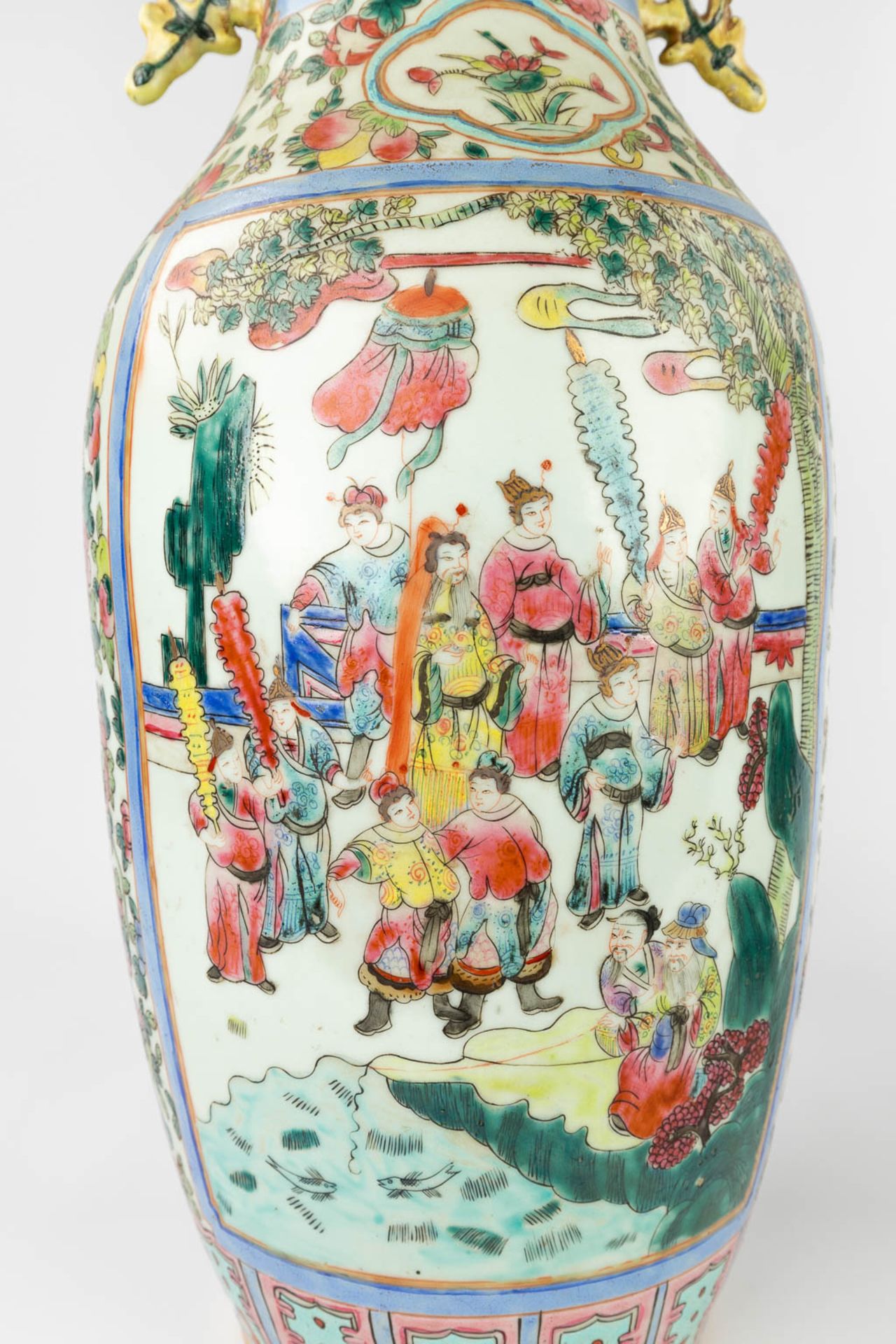 A pair of Chinese vases decorated with warriors. 20th C. (H:56,5 x D:22 cm) - Image 13 of 15