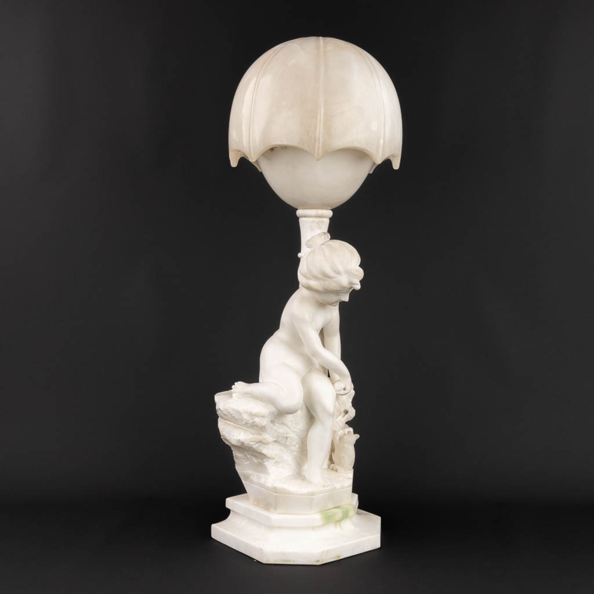 A vintage table lamp, made of sculptured alabaster. Made in Italy, 20th century. (H:71 cm) - Image 7 of 11