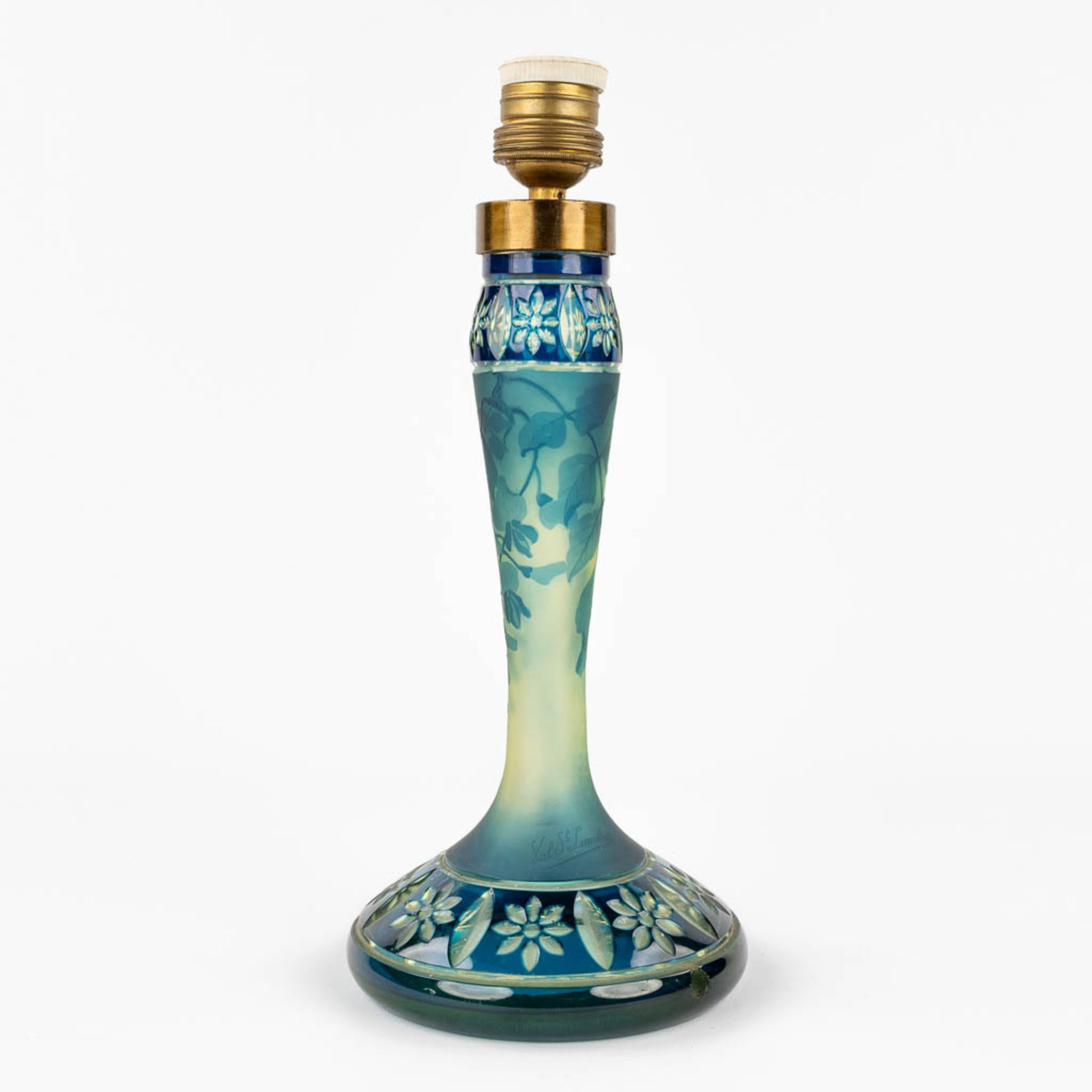 Val Saint Lambert, a pate de verre table lamp with green and blue floral decor. (H:32 x D:14 cm)