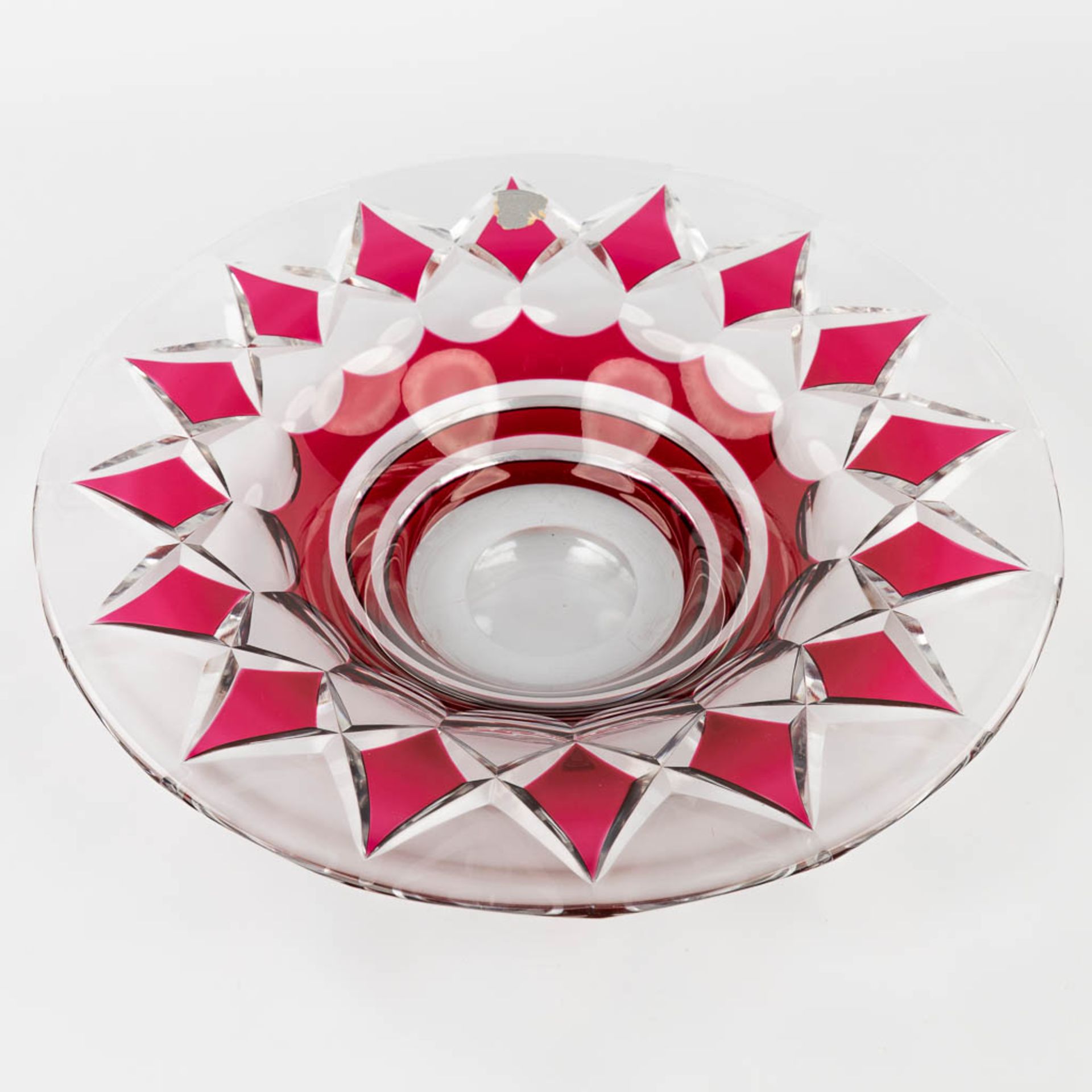 Val Saint-Lambert, a large bowl made of cut and red coloured crystal. (H:10 x D:39 cm) - Bild 4 aus 10