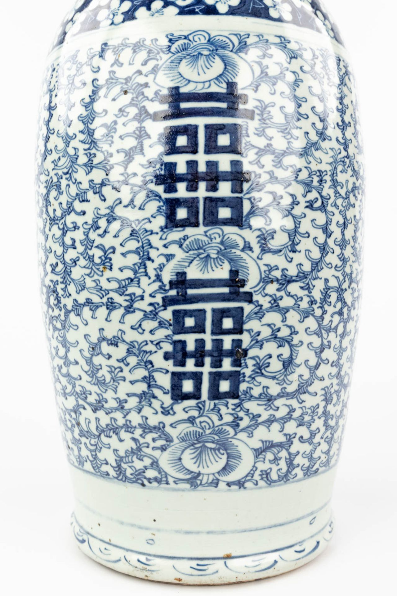 A Chinese vase with blue-white decor and a double Xi sign of happiness. 19th/20th C. (H:61 x D:23 c - Bild 10 aus 12