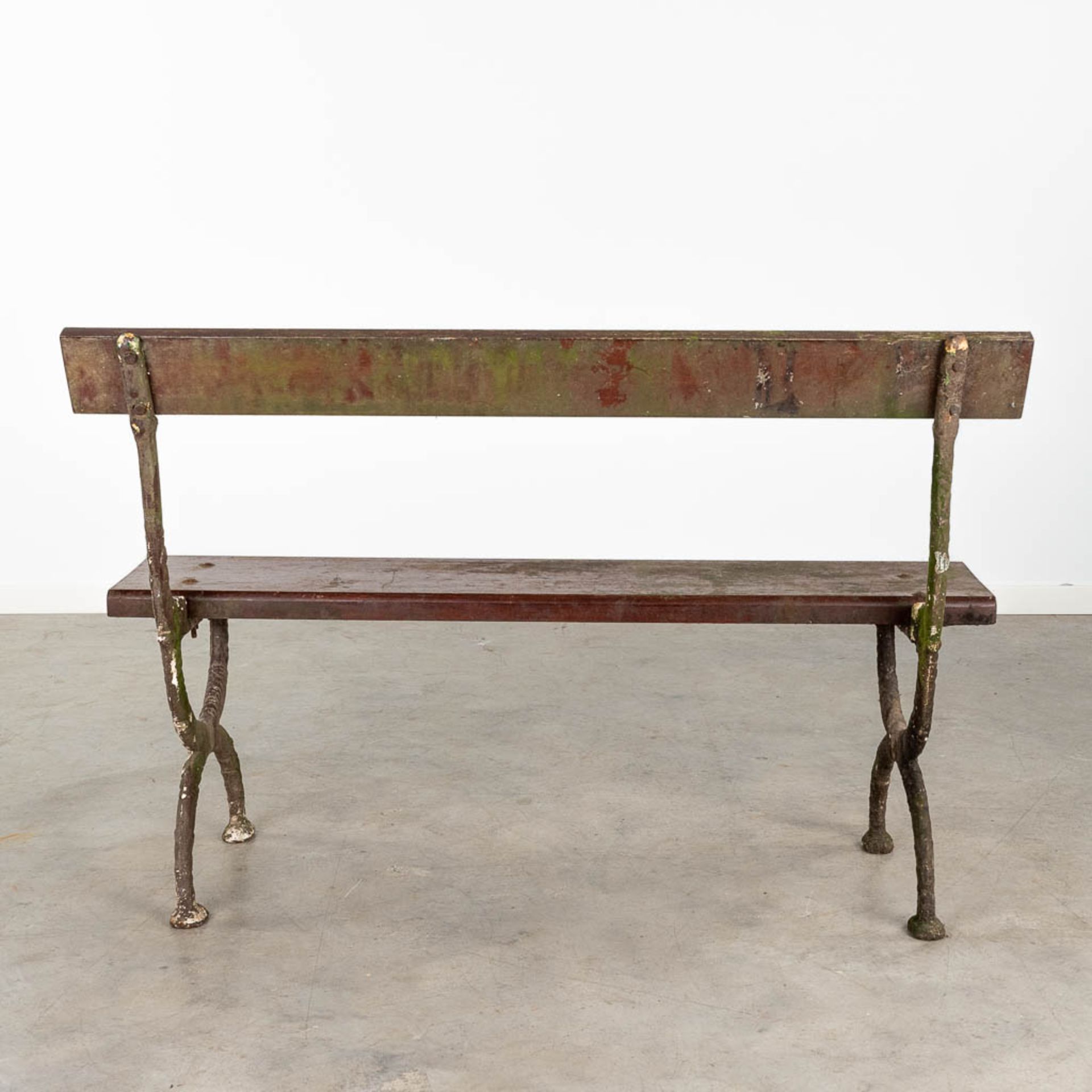 An antique garden bench, made of metal and wood. (L:46 x W:120 x H:82 cm) - Image 5 of 11