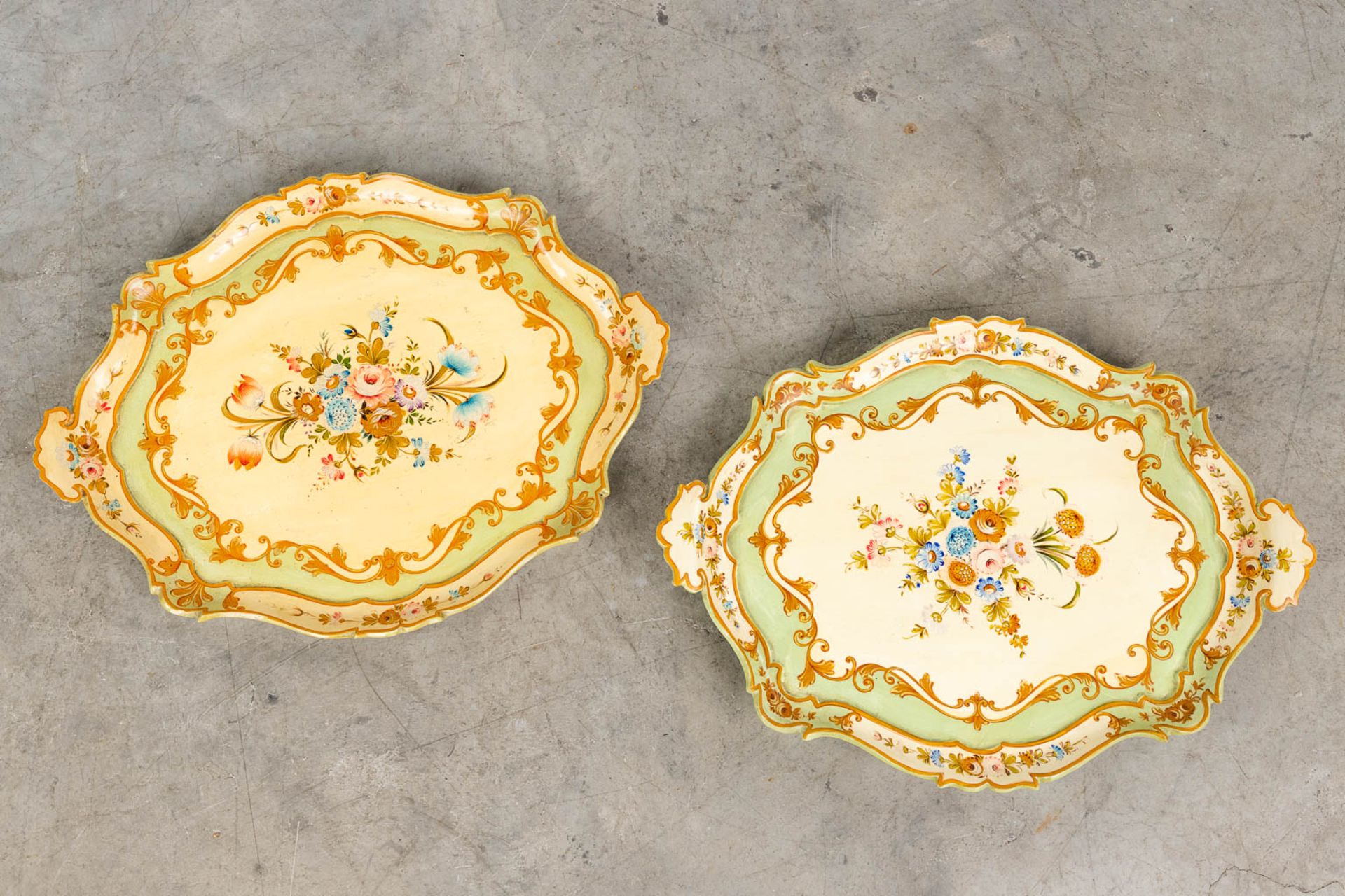 A pair of side tables with removable serving tray, decorated with hand-painted flowers. Italy, circa - Image 10 of 11