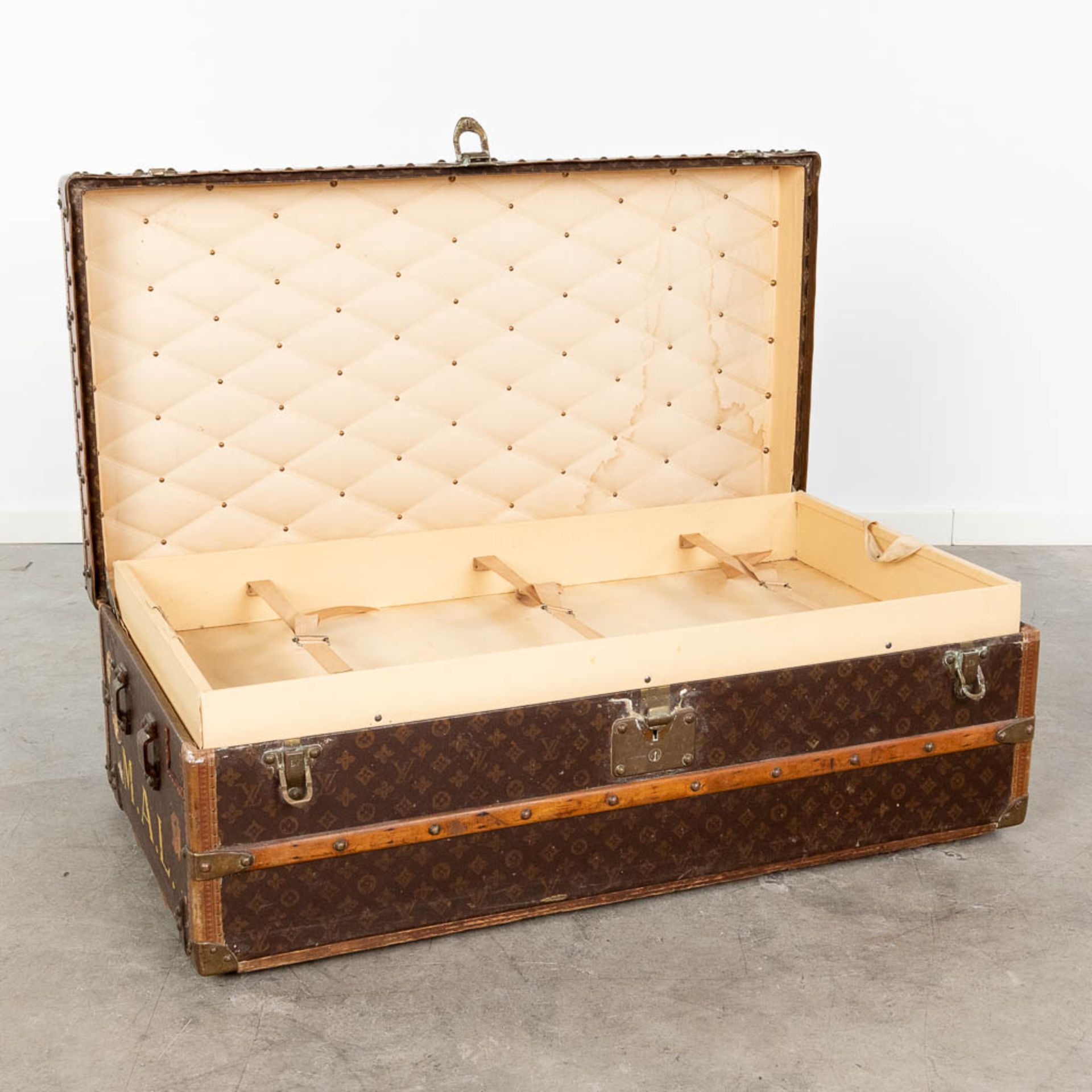 Louis Vuitton, an antique suitcase, marked M.A.L. (L:54 x W:102 x H:34 cm) - Bild 14 aus 17