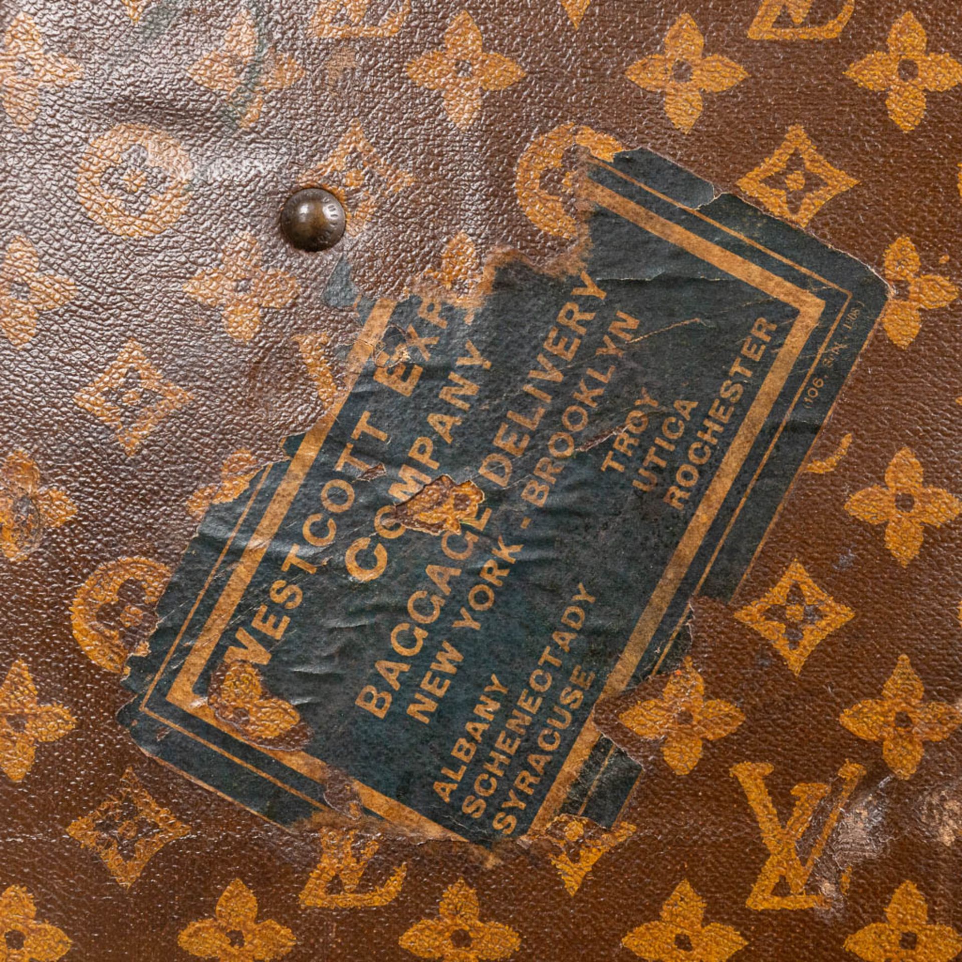 Louis Vuitton, a large and antique suitcase. (L:63 x W:113 x H:72 cm) - Bild 16 aus 25