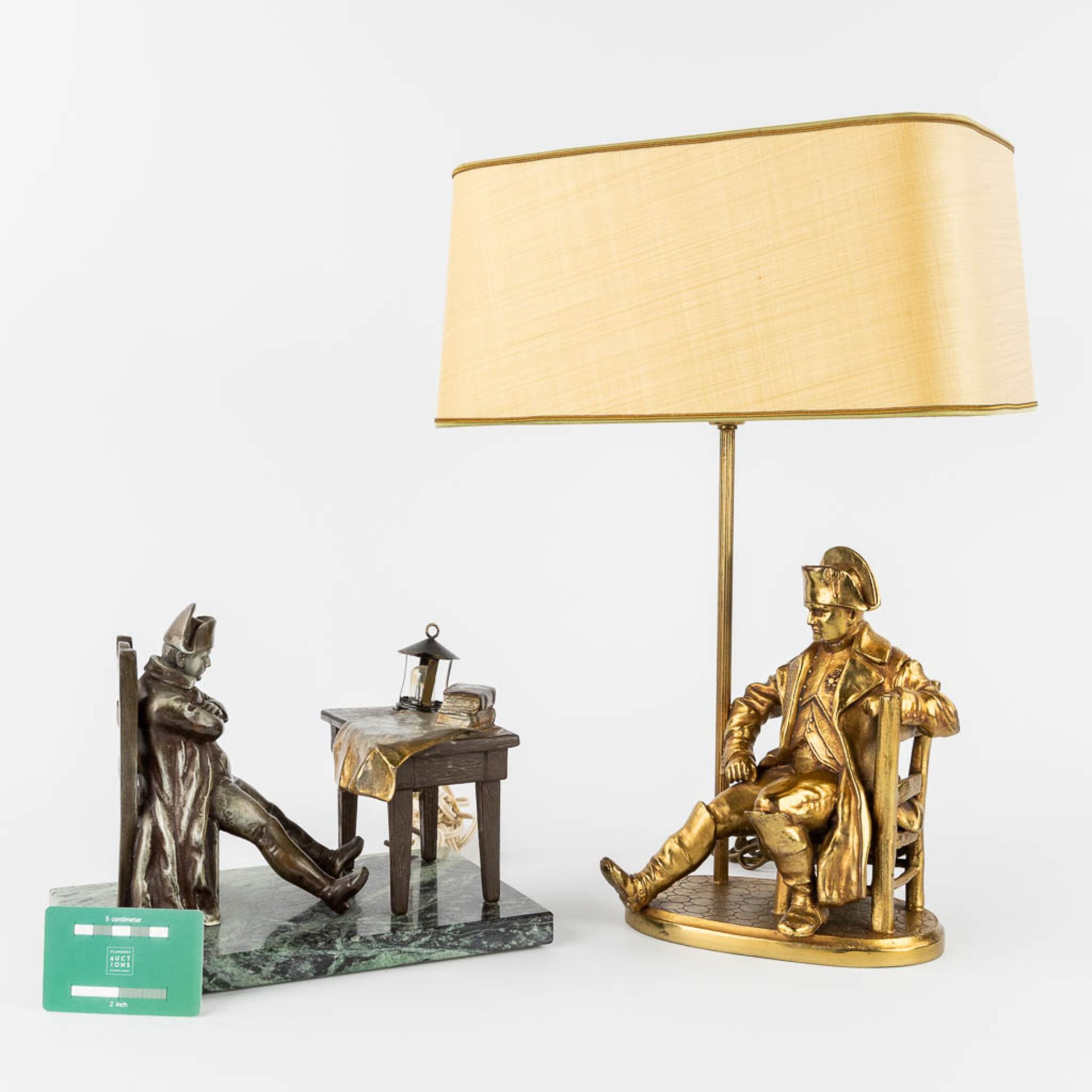 A collection of 2 table lamps with statues of Napoleon Bonaparte. (H:38 cm) - Image 2 of 18