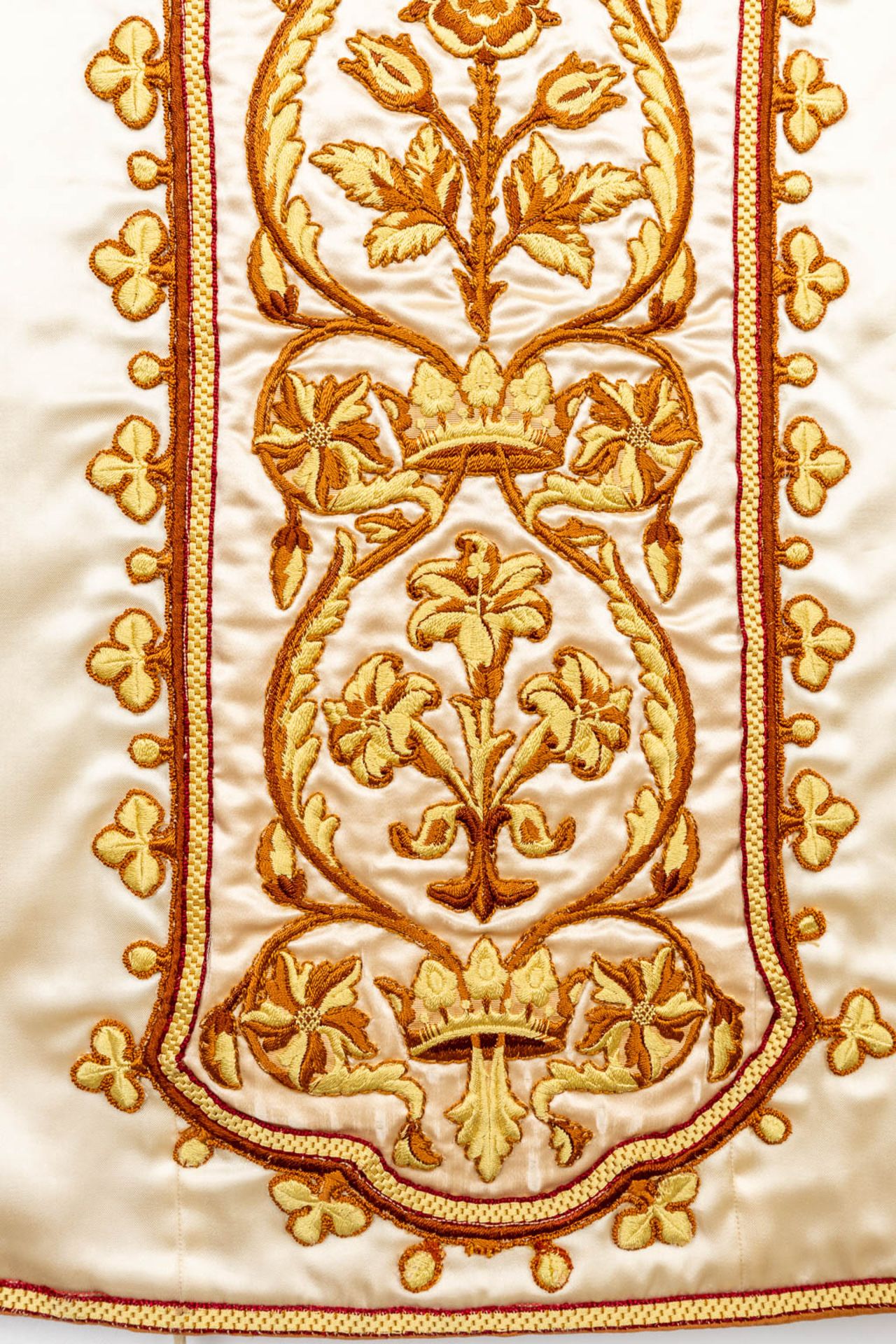 A collection of two Roman Chasubles, decored with embroidered floral decors (H:114 cm) - Bild 18 aus 18