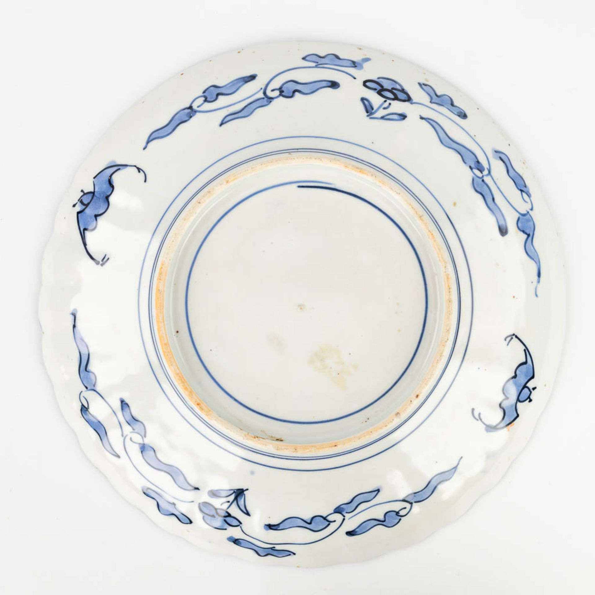 A collection of 9 plates of Chinese and Japanese origin with Imari decor. (D:45 cm) - Bild 19 aus 23