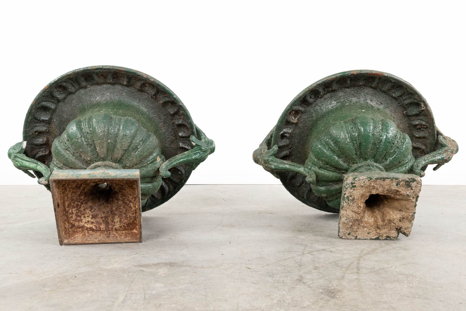 A collection of 3 garden vases, made of cast iron. (L:33 x W:68 x H:34 cm) - Image 8 of 15