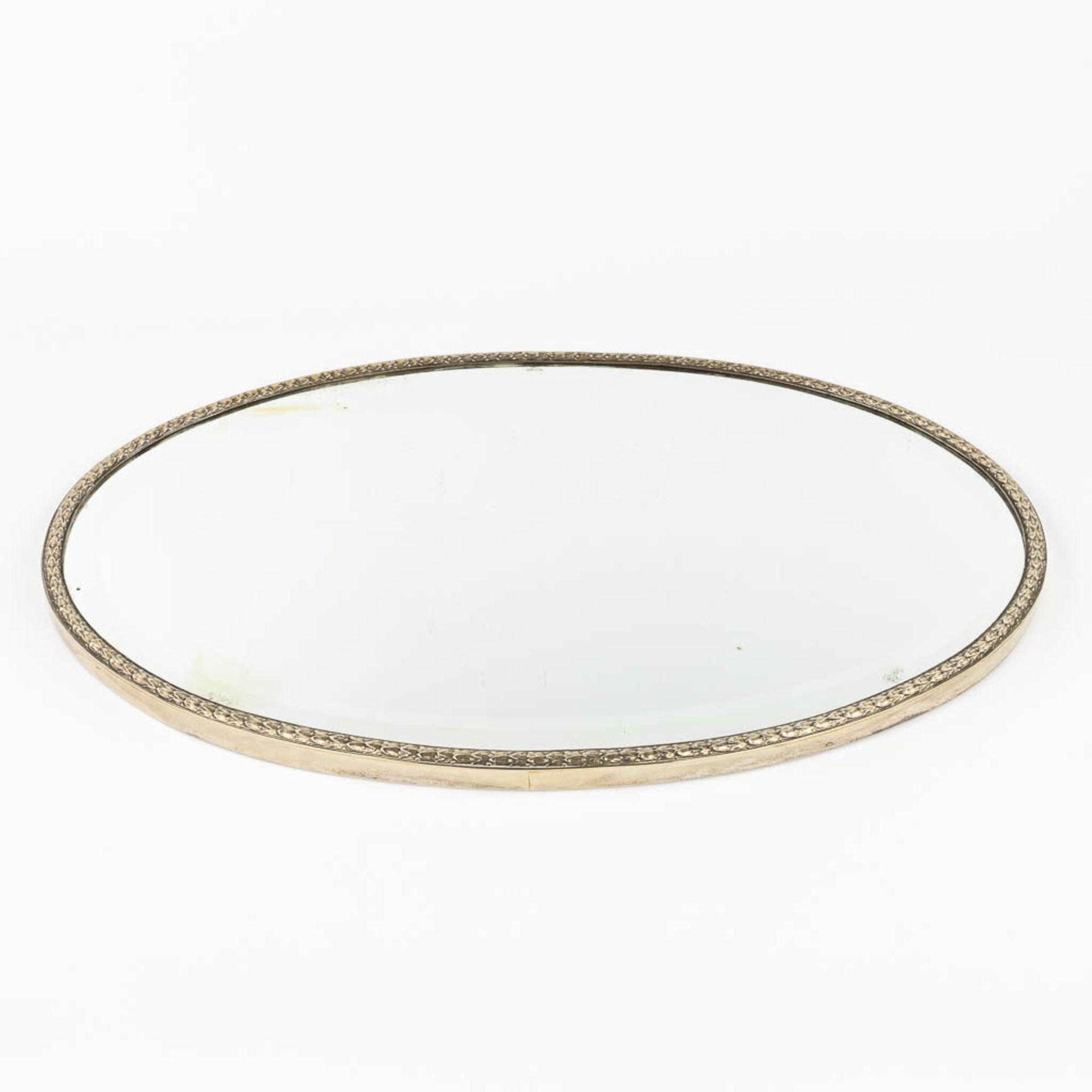 A serving tray with a mirror and silver rim. Not marked. (L:38,5 x W:60 x H:2 cm)